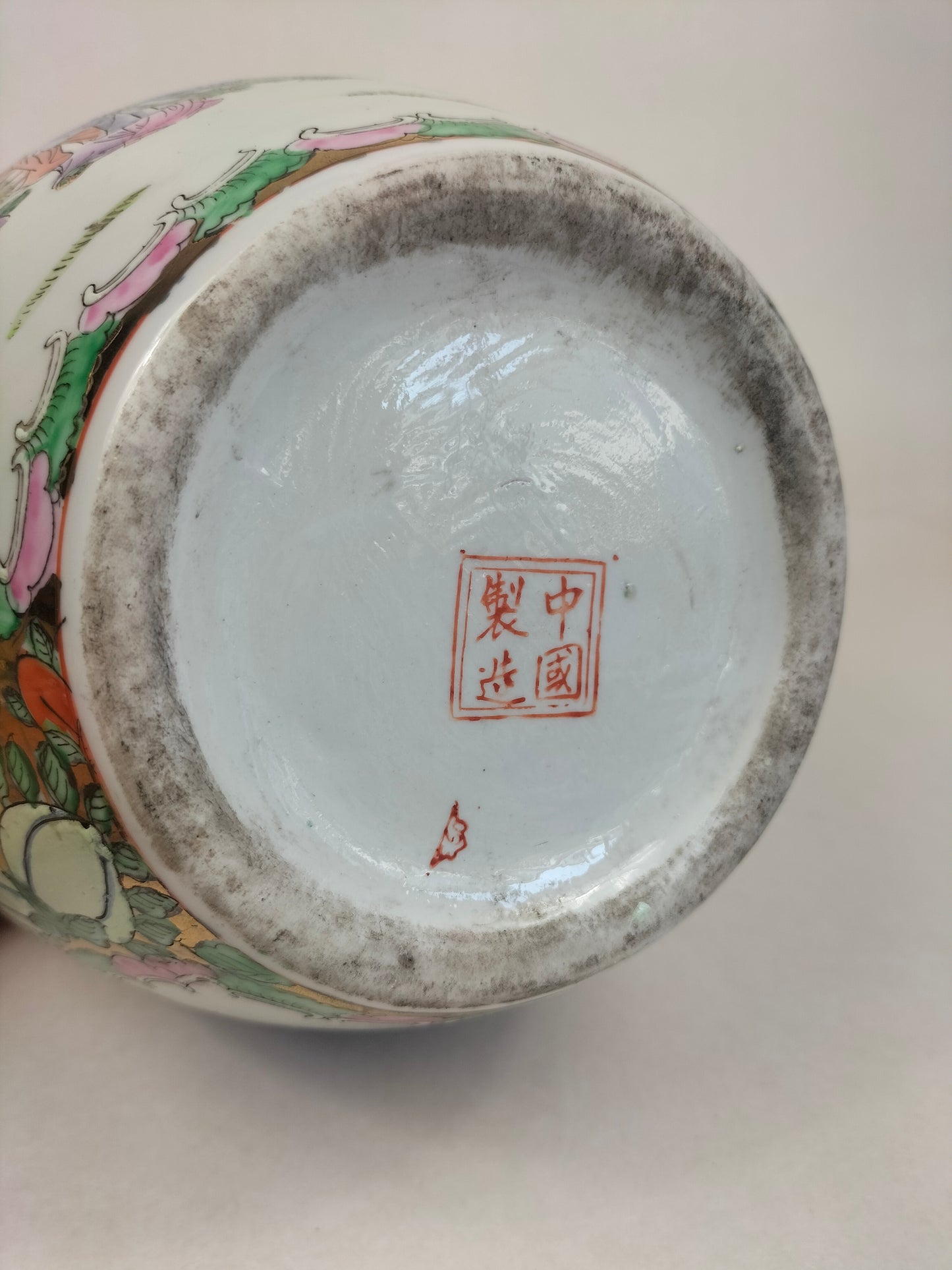 Pot à gingembre en porcelaine de Chine famille rose à décor d'une scène de jardin impérial // XXe siècle