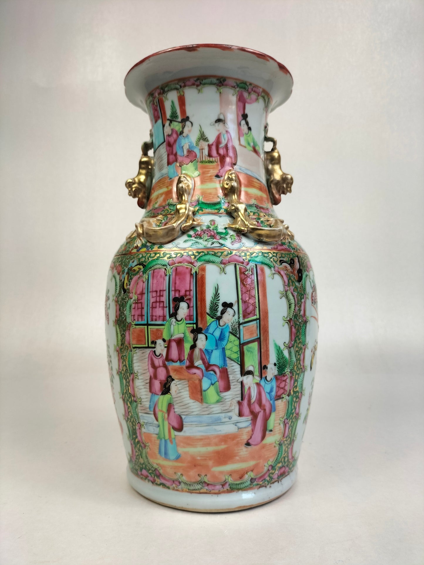 Antique Chinese canton rose medallion vase decorated with Imperial scene // Qing Dynasty - 19th century