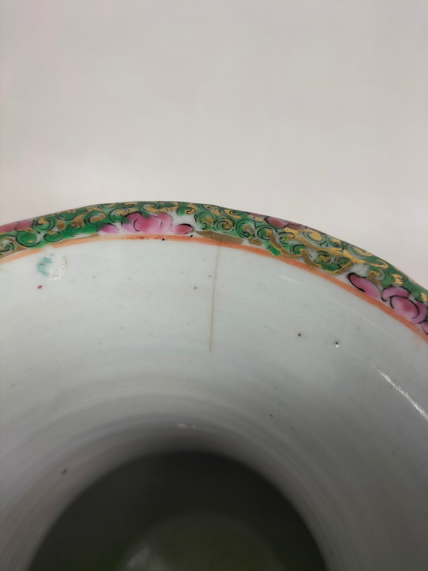 Antigo vaso medalhão de rosa de cantão chinês decorado com cena imperial // Dinastia Qing - século XIX