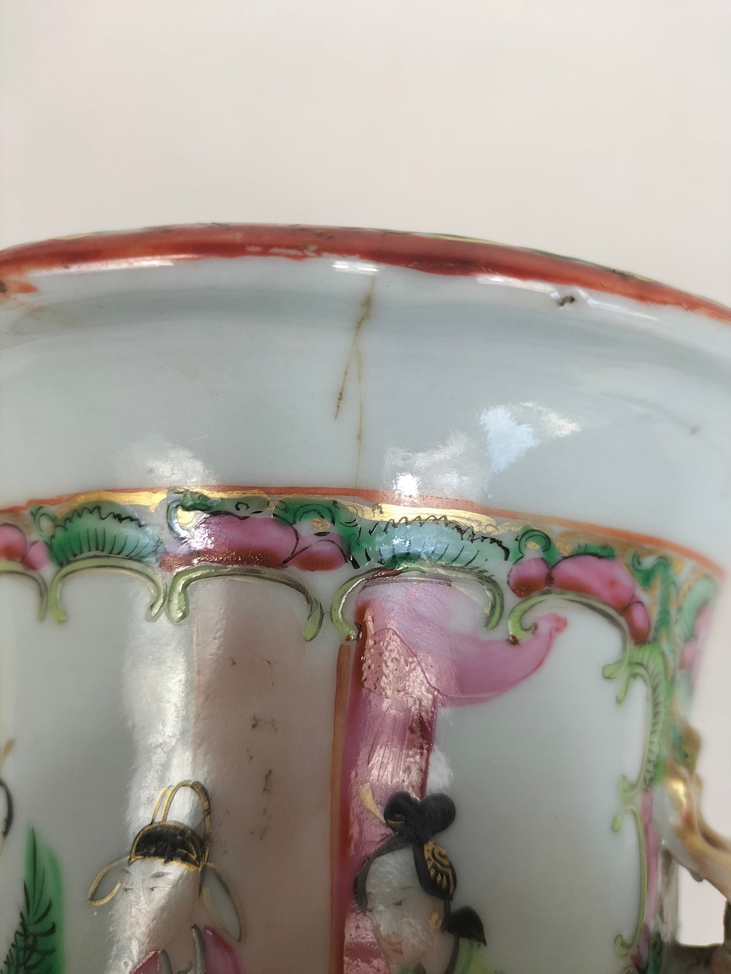 Vase médaillon antique chinois en porcelaine de Canton à décor de scène impériale // Dynastie Qing - 19e siècle