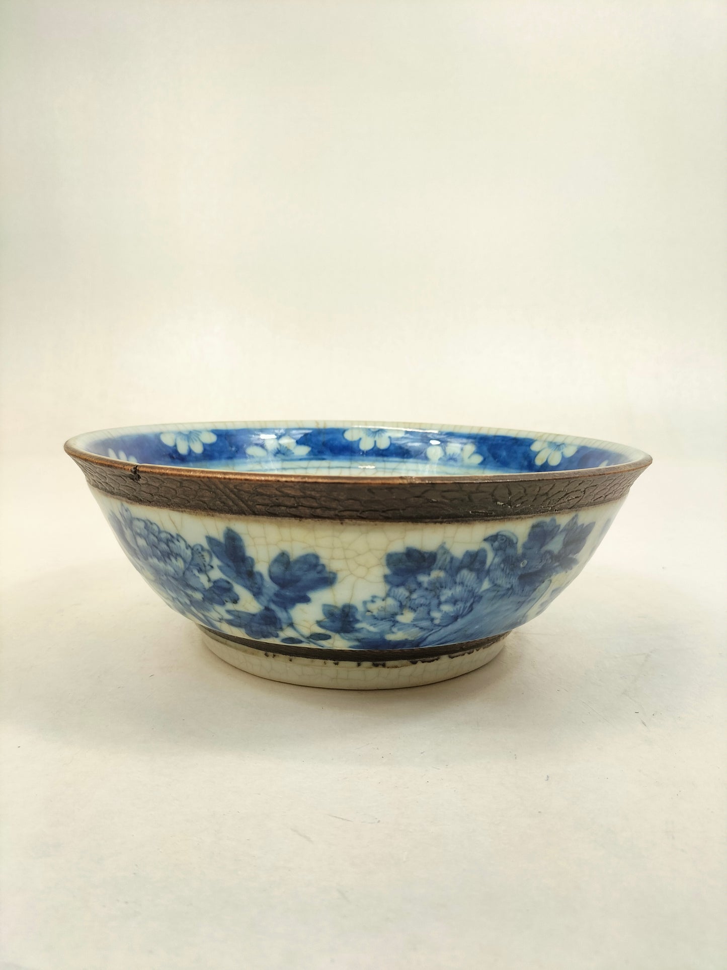 Antique Chinese Nanking crackleware bowl decorated with a landscape scene // Qing Dynasty - 19th century