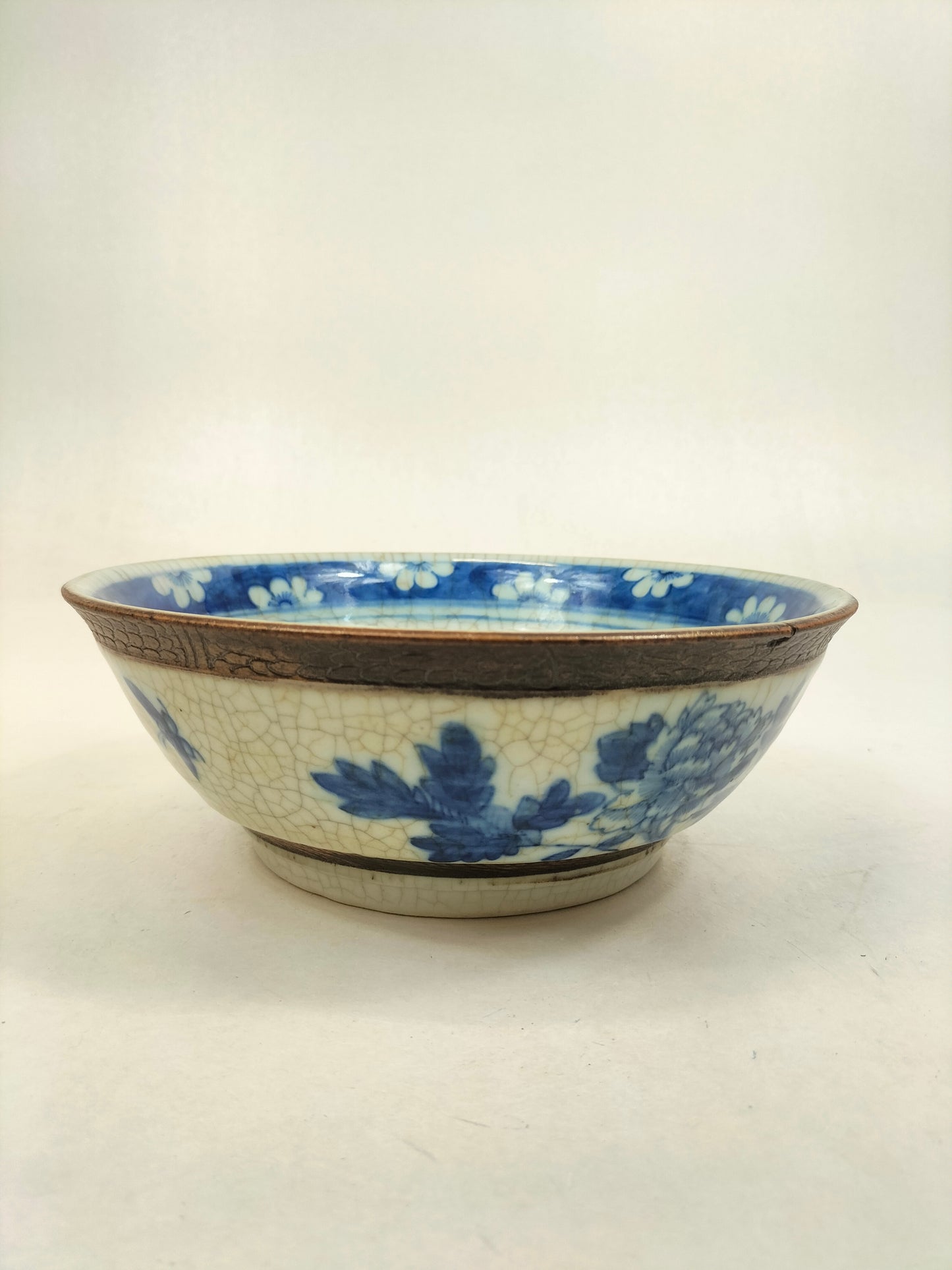 Antique Chinese Nanking crackleware bowl decorated with a landscape scene // Qing Dynasty - 19th century