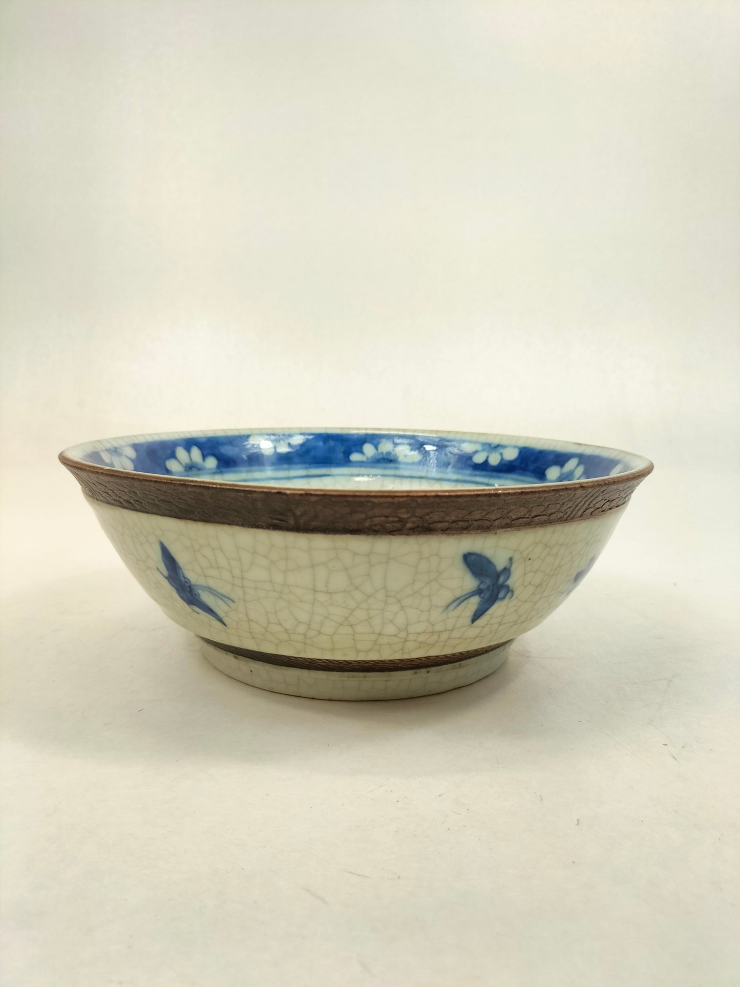 Antique Chinese Nanking crackleware bowl decorated with a landscape scene // Qing Dynasty - 19th century