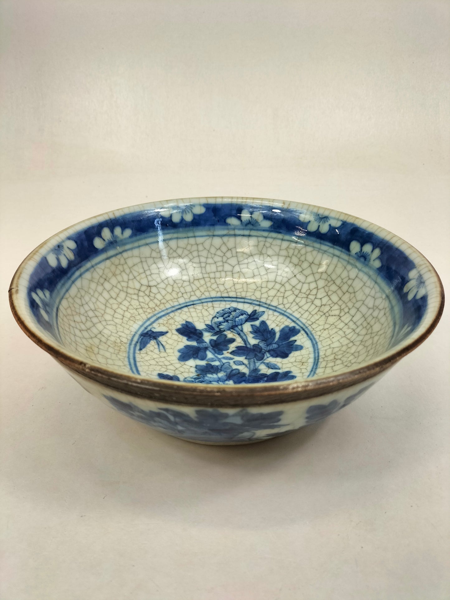 Antique Chinese Nanking crackleware bowl decorated with a landscape scene // Qing Dynasty - 19th century