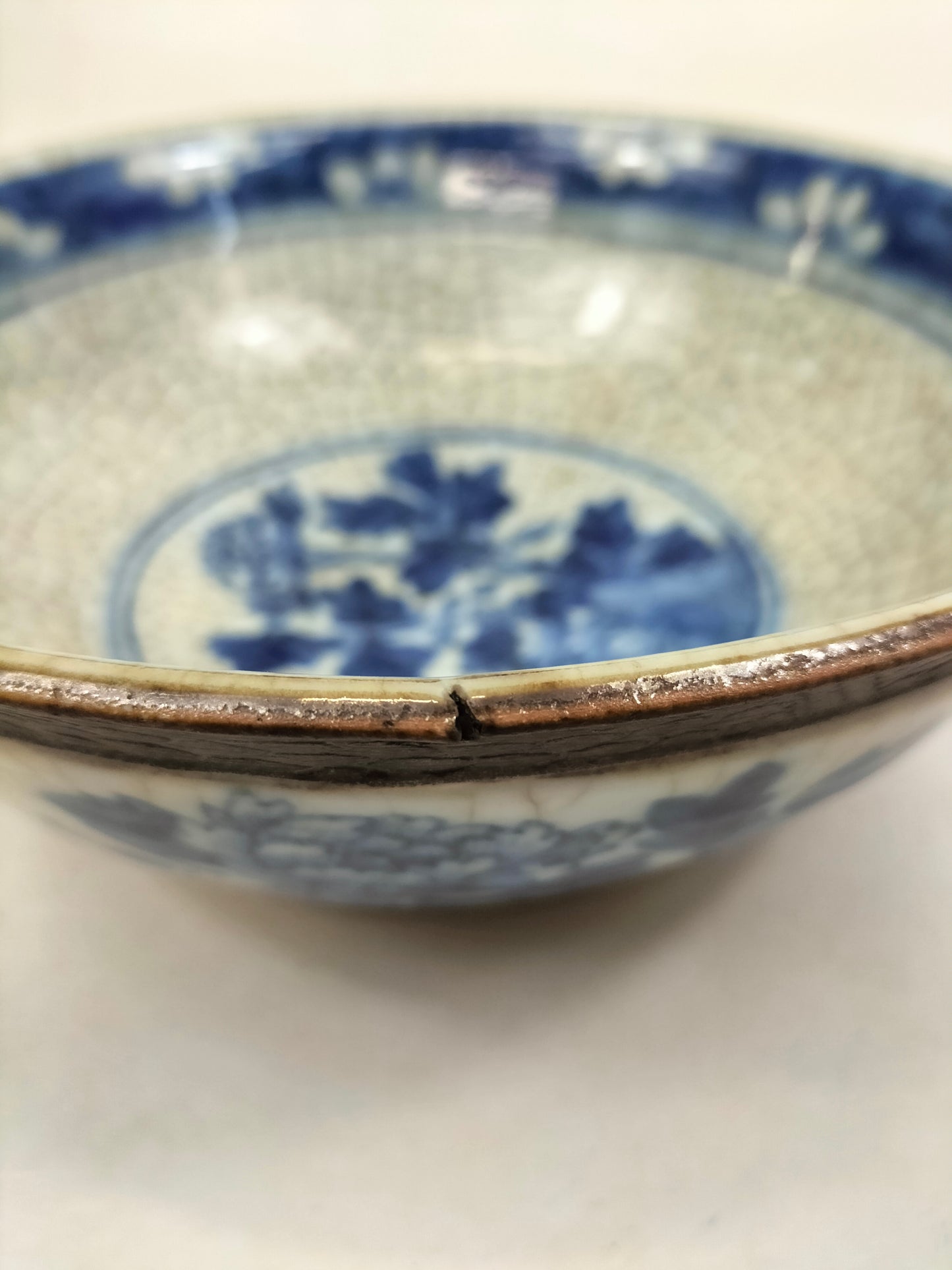 Antiga tigela chinesa de crackleware de Nanquim decorada com cena de paisagem // Dinastia Qing - século XIX