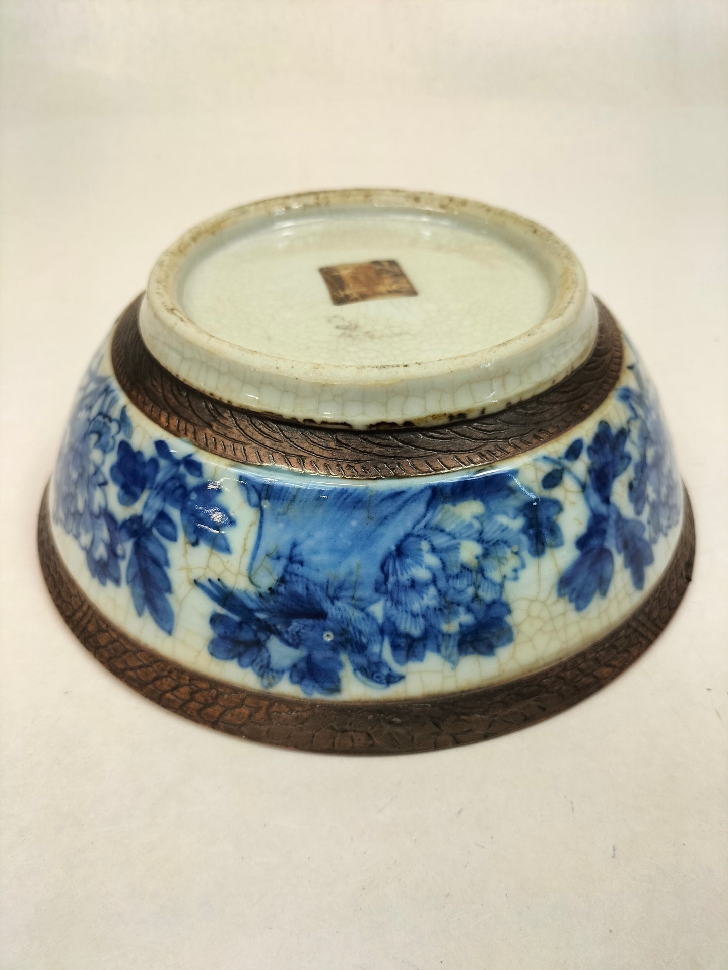 Antique Chinese Nanking crackleware bowl decorated with a landscape scene // Qing Dynasty - 19th century