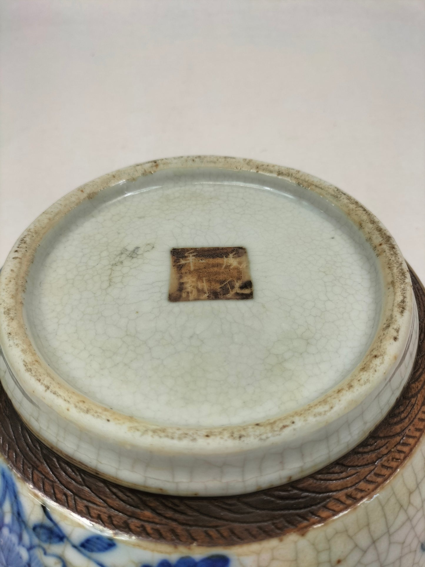 Antique Chinese Nanking crackleware bowl decorated with a landscape scene // Qing Dynasty - 19th century