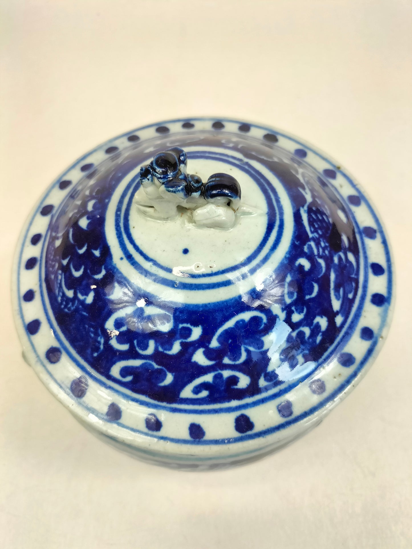 Antique Chinese lidded jar decorated with a dragon between clouds // Qing Dynasty - 19th century