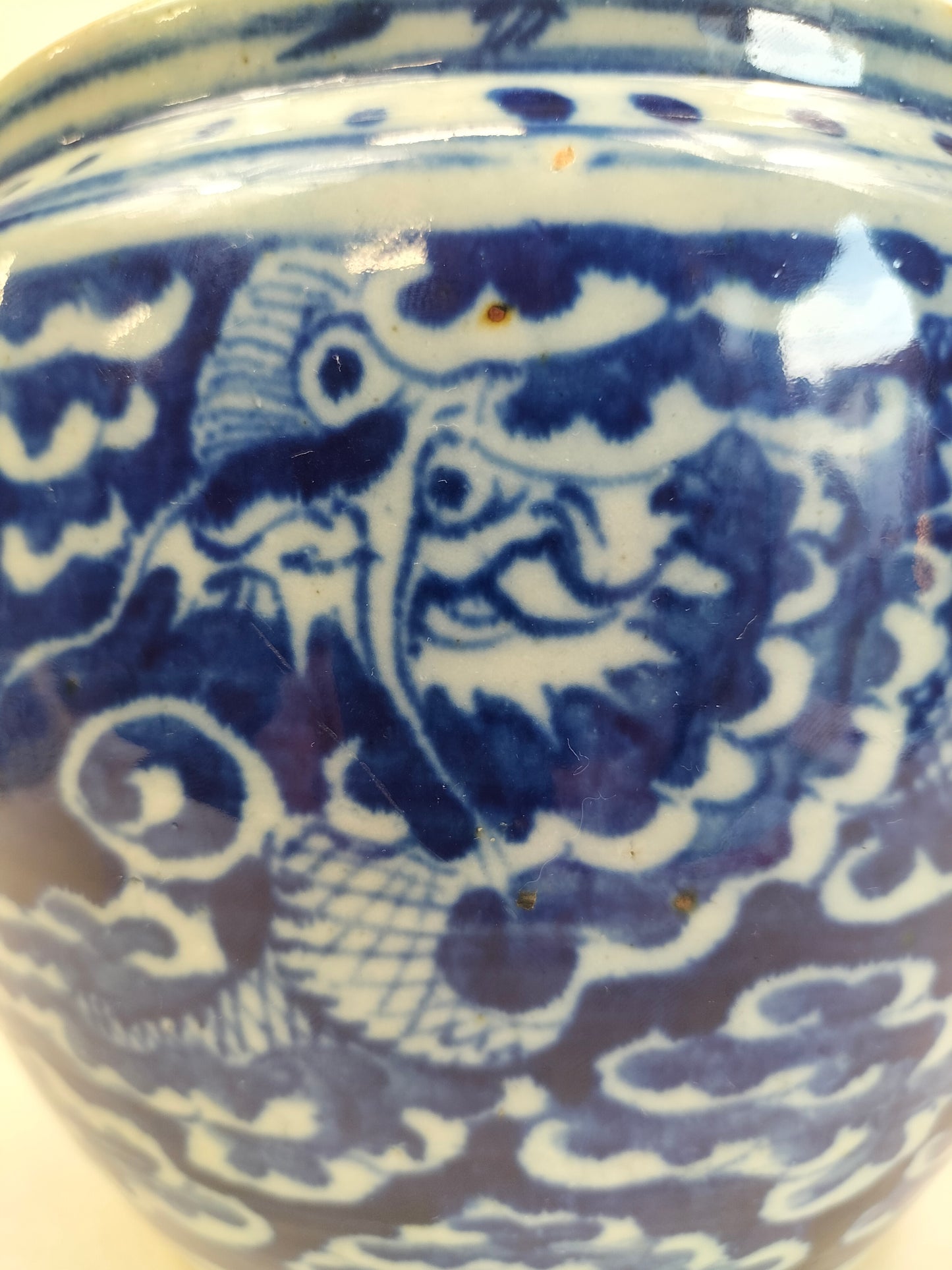 Vase chinois antique à couvercle décoré d'un dragon entre des nuages // Dynastie Qing - 19e siècle