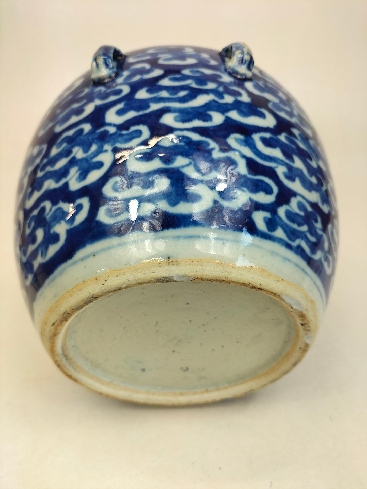 Antique Chinese lidded jar decorated with a dragon between clouds // Qing Dynasty - 19th century