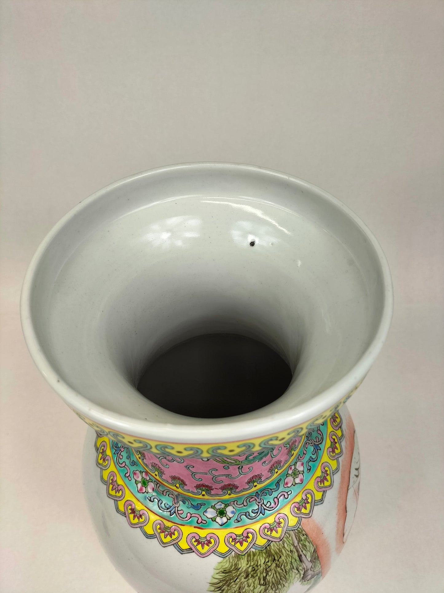 Vaso fencai da família rosa chinesa decorado com cena de jardim imperial // século XX