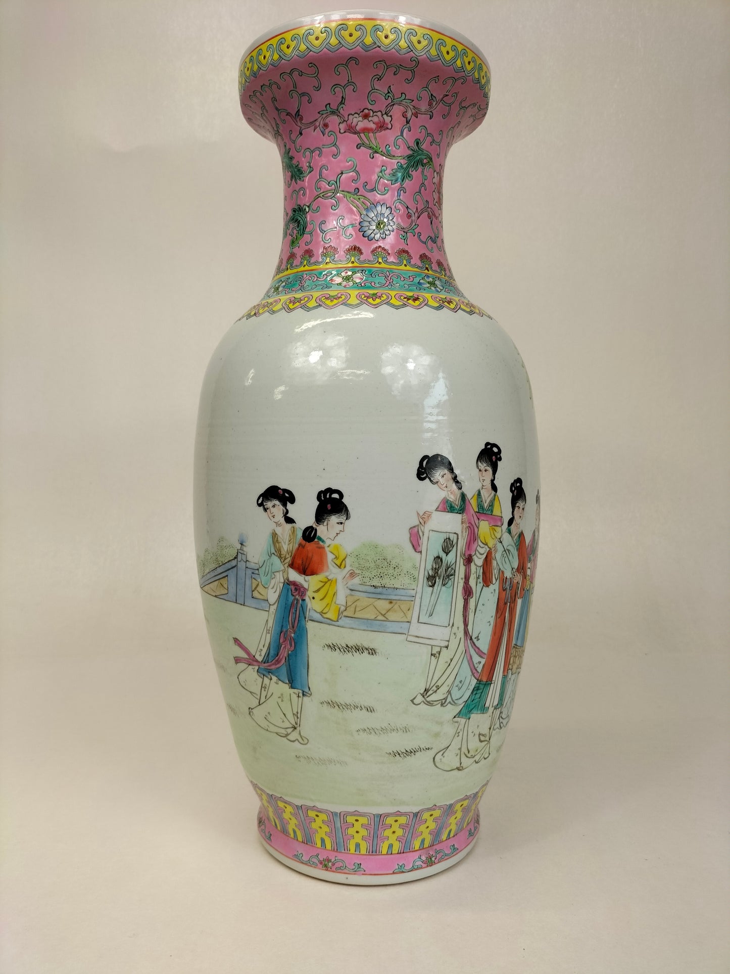 Vase chinois famille rose fencai à décor d'une scène de jardin impérial // XXe siècle