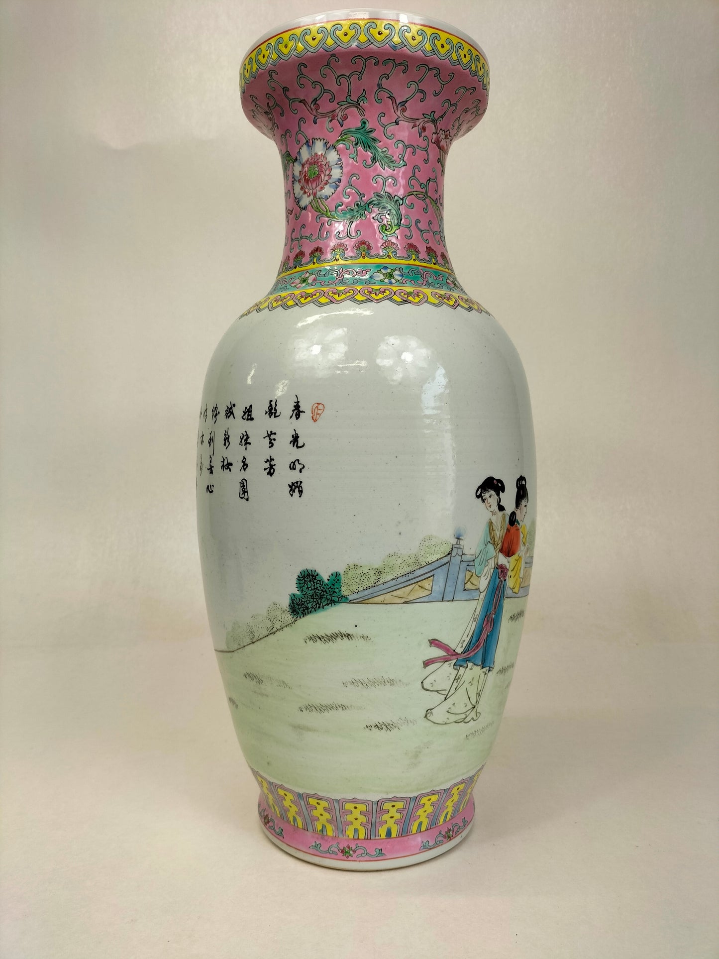 Vase chinois famille rose fencai à décor d'une scène de jardin impérial // XXe siècle