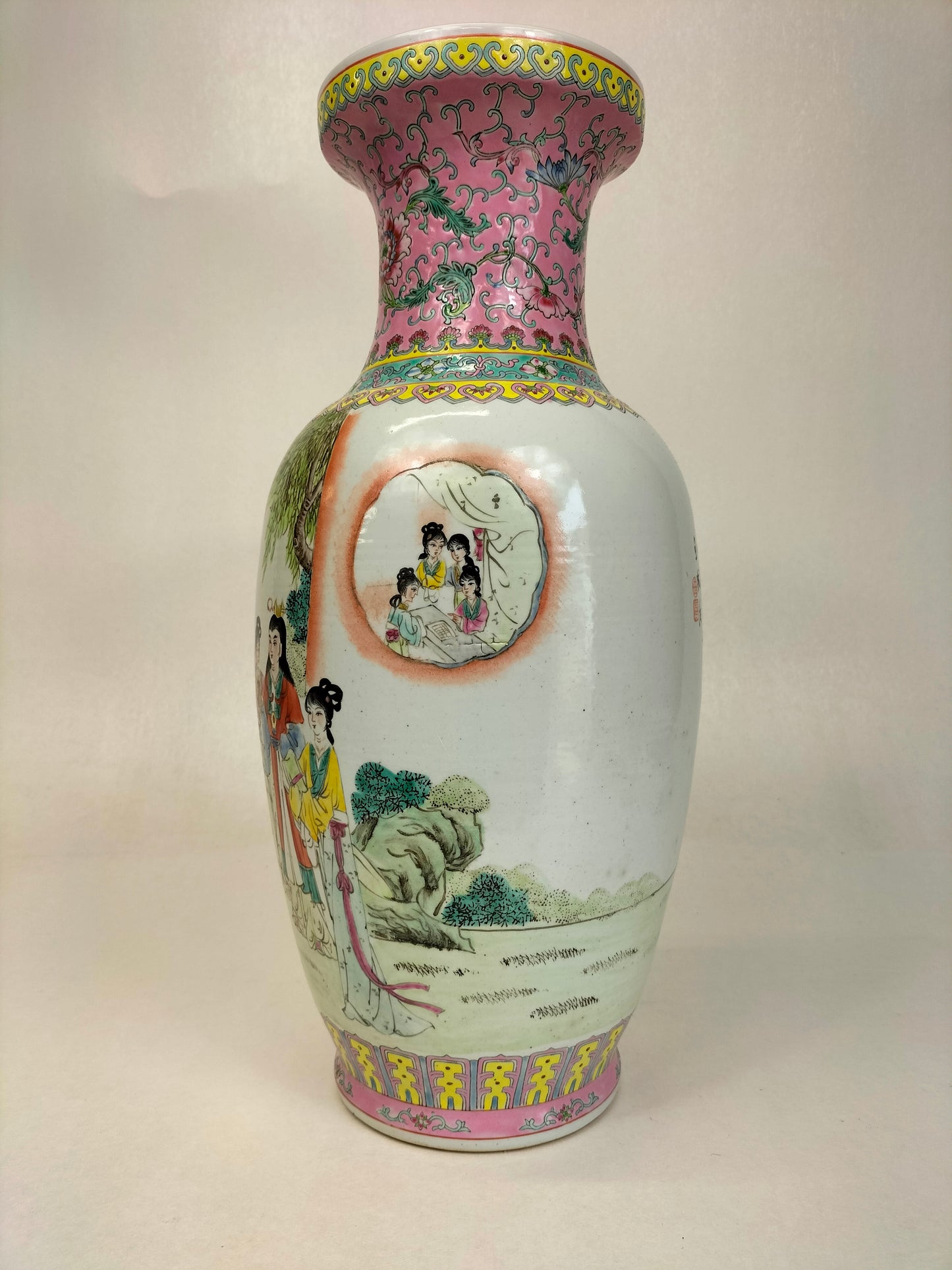 Vase chinois famille rose fencai à décor d'une scène de jardin impérial // XXe siècle