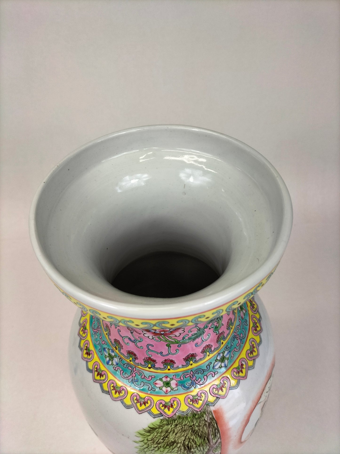 Vaso fencai da família rosa chinesa decorado com cena de jardim imperial // século XX