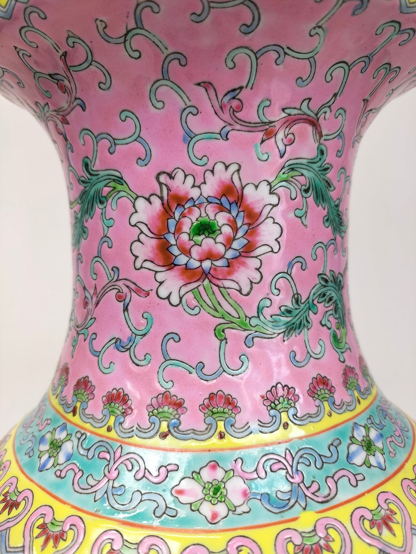 Chinese famille rose vase decorated with an Imperial garden scene // 20th century