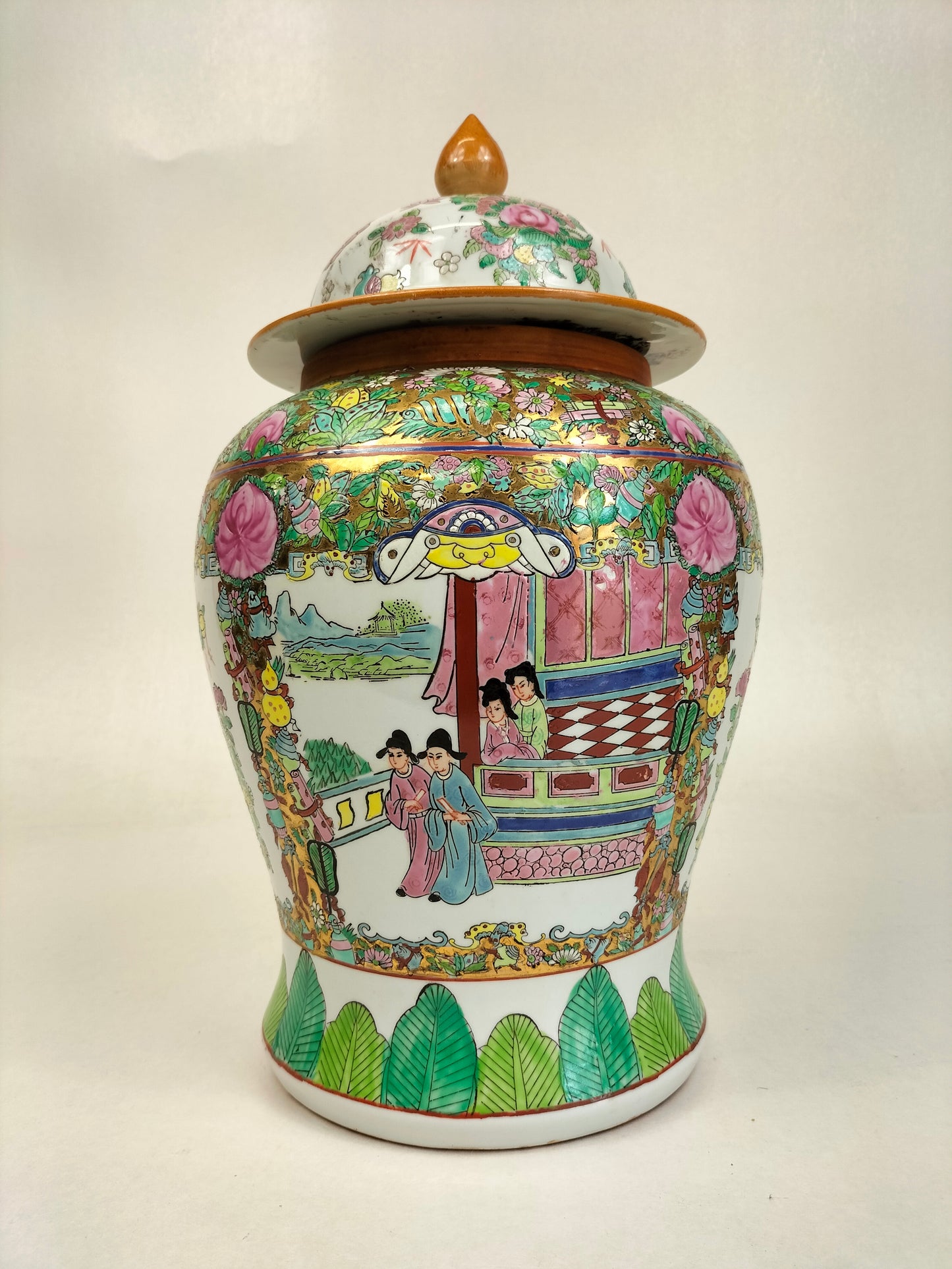 Vaso templo da família rosa chinesa decorado com figuras e flores // século XX