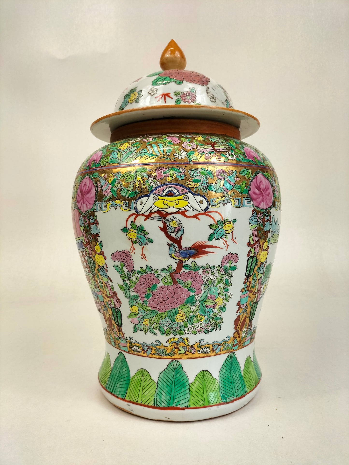 Vaso templo da família rosa chinesa decorado com figuras e flores // século XX