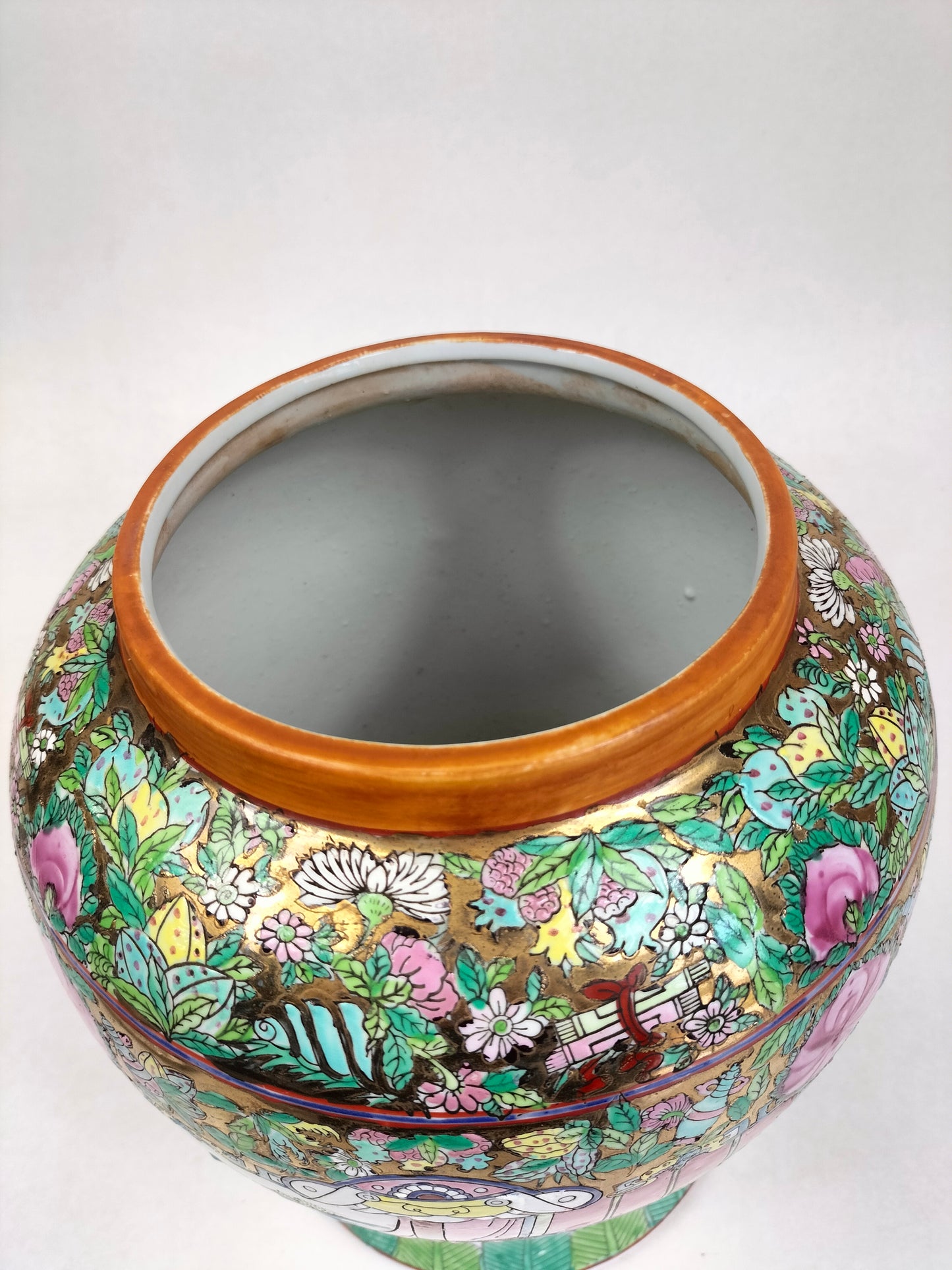 Vaso templo da família rosa chinesa decorado com figuras e flores // século XX