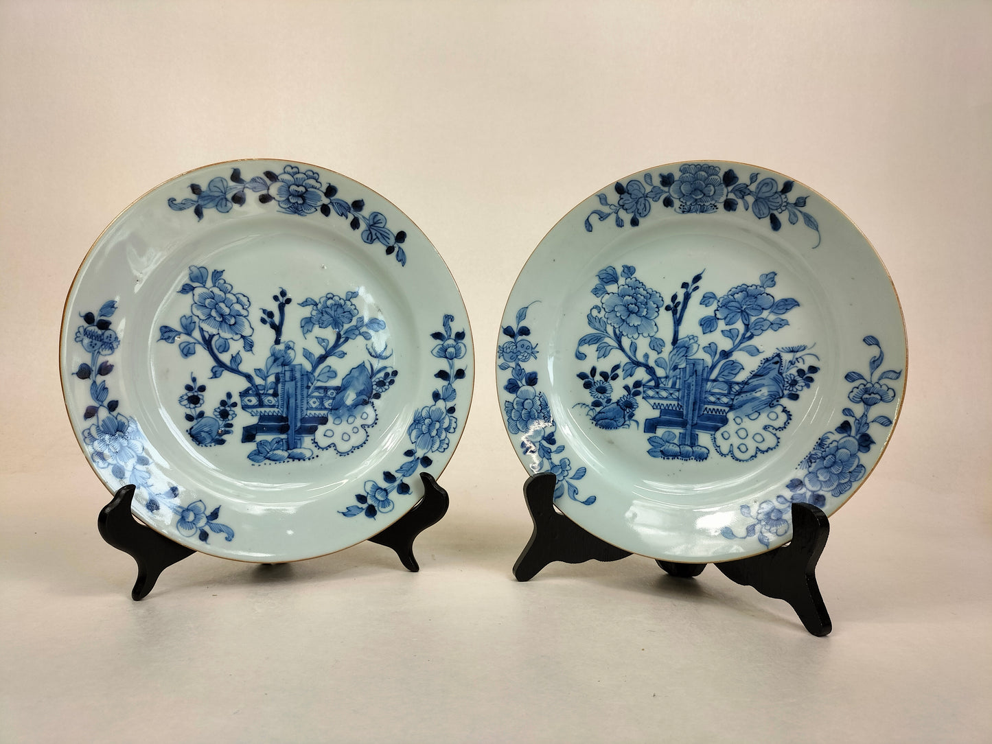 Pair of antique Chinese plates decorated with flowers // Qing Dynasty - Kangxi period - 18th century