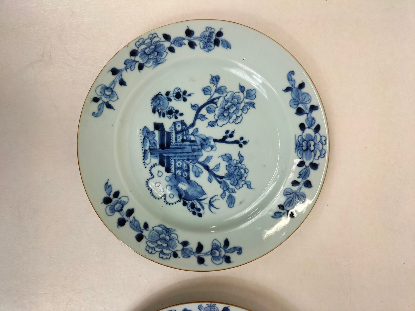 Par de pratos chineses antigos decorados com flores // Dinastia Qing - período Kangxi - século XVIII