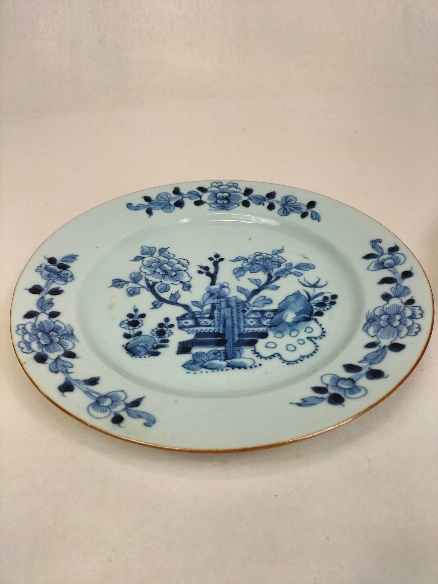 Paire d'assiettes chinoises anciennes à décor de fleurs // Dynastie Qing - Période Kangxi - XVIIIe siècle