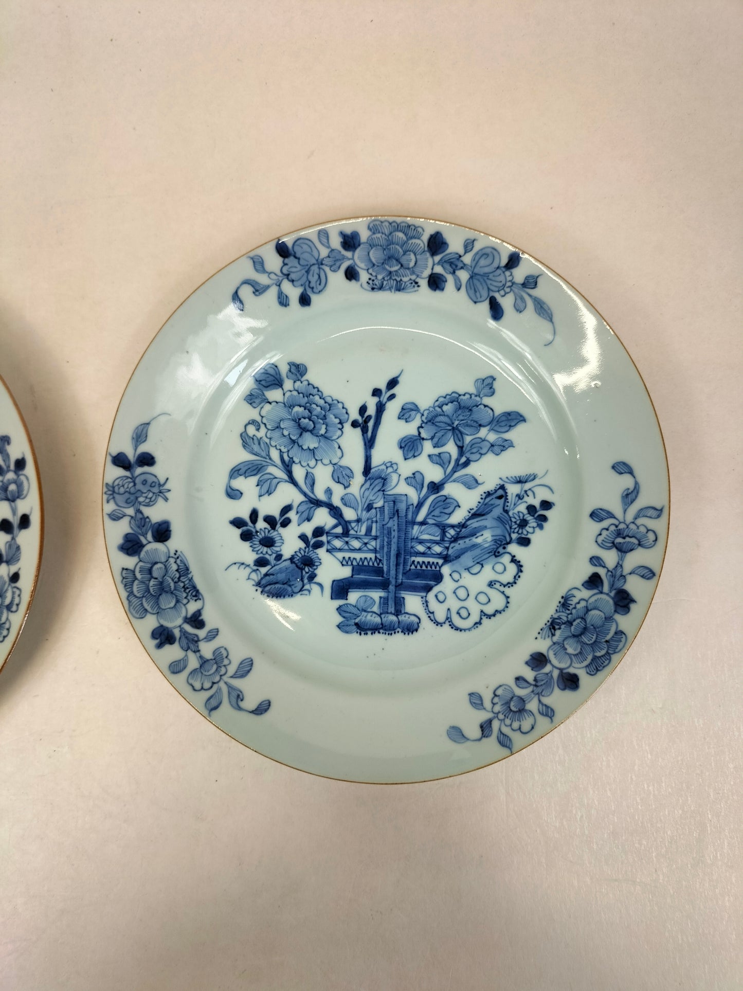 Paire d'assiettes chinoises anciennes à décor de fleurs // Dynastie Qing - Période Kangxi - XVIIIe siècle