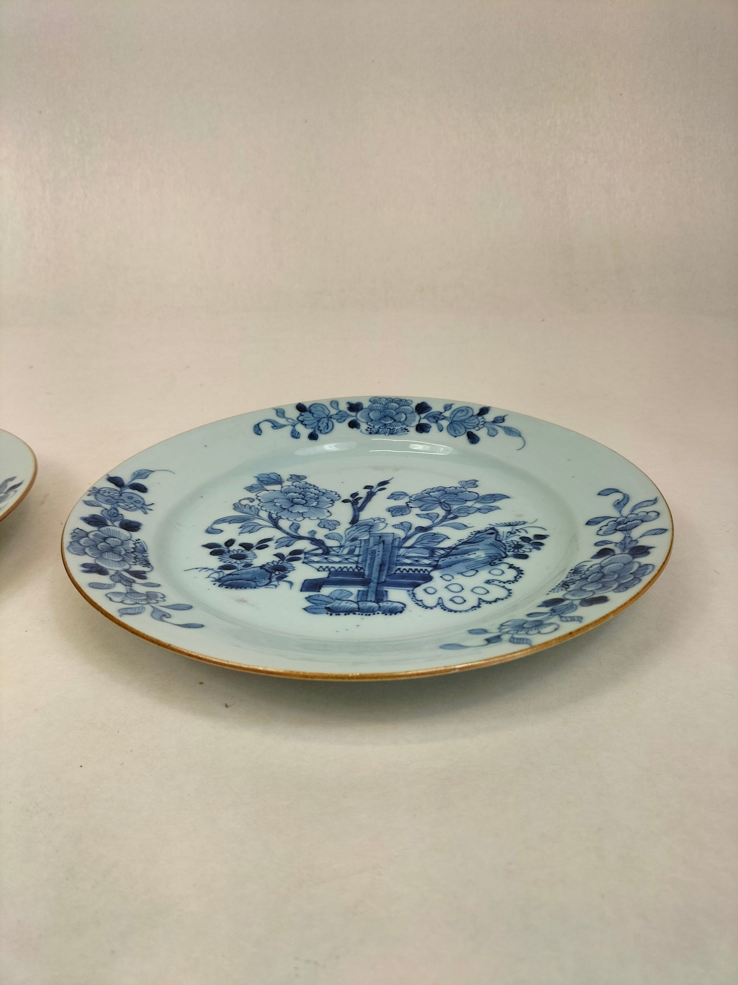 Paire d'assiettes chinoises anciennes à décor de fleurs // Dynastie Qing - Période Kangxi - XVIIIe siècle