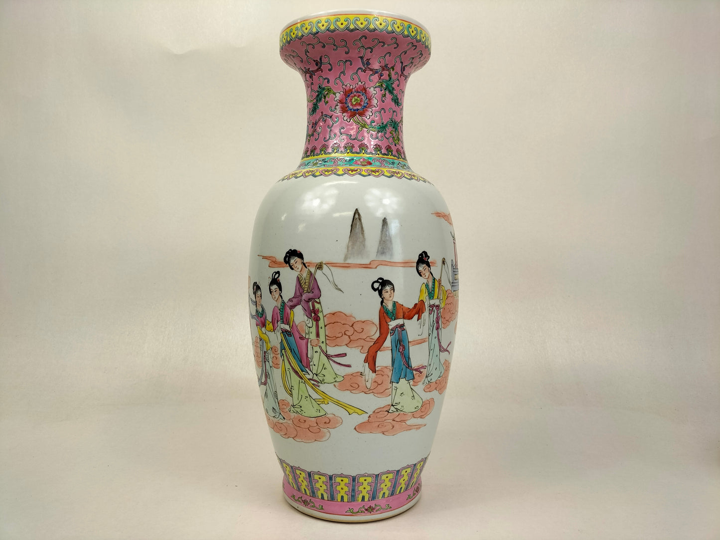 Vase chinois famille rose fencai à décor de femmes sur des nuages // XXe siècle