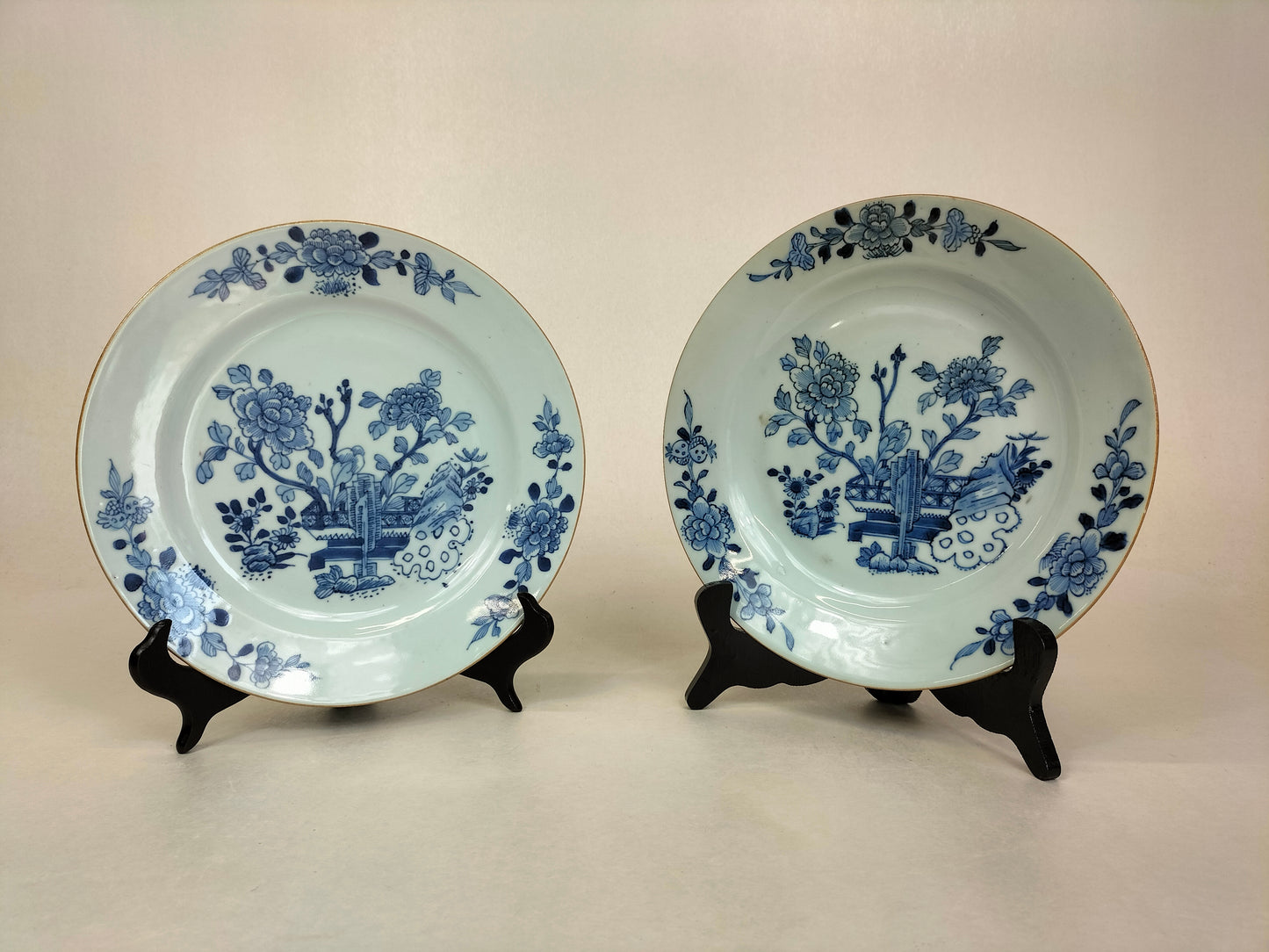 Pair of antique Chinese plates decorated with flowers // Qing Dynasty - Kangxi period - 18th century