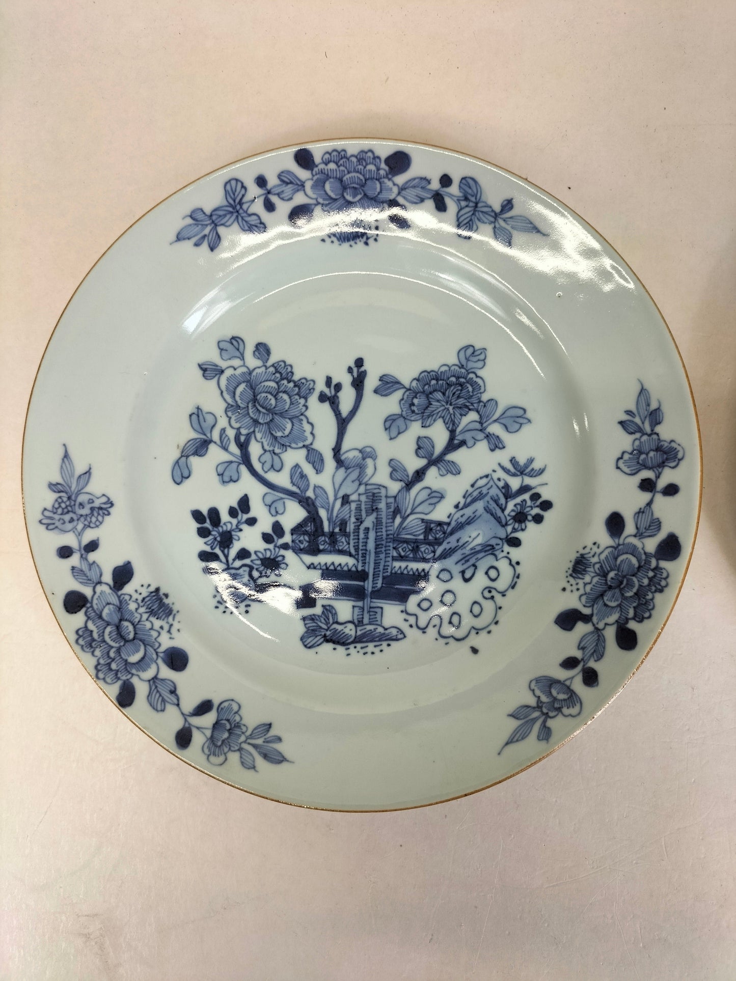 Paire d'assiettes chinoises anciennes à décor de fleurs // Dynastie Qing - Période Kangxi - XVIIIe siècle