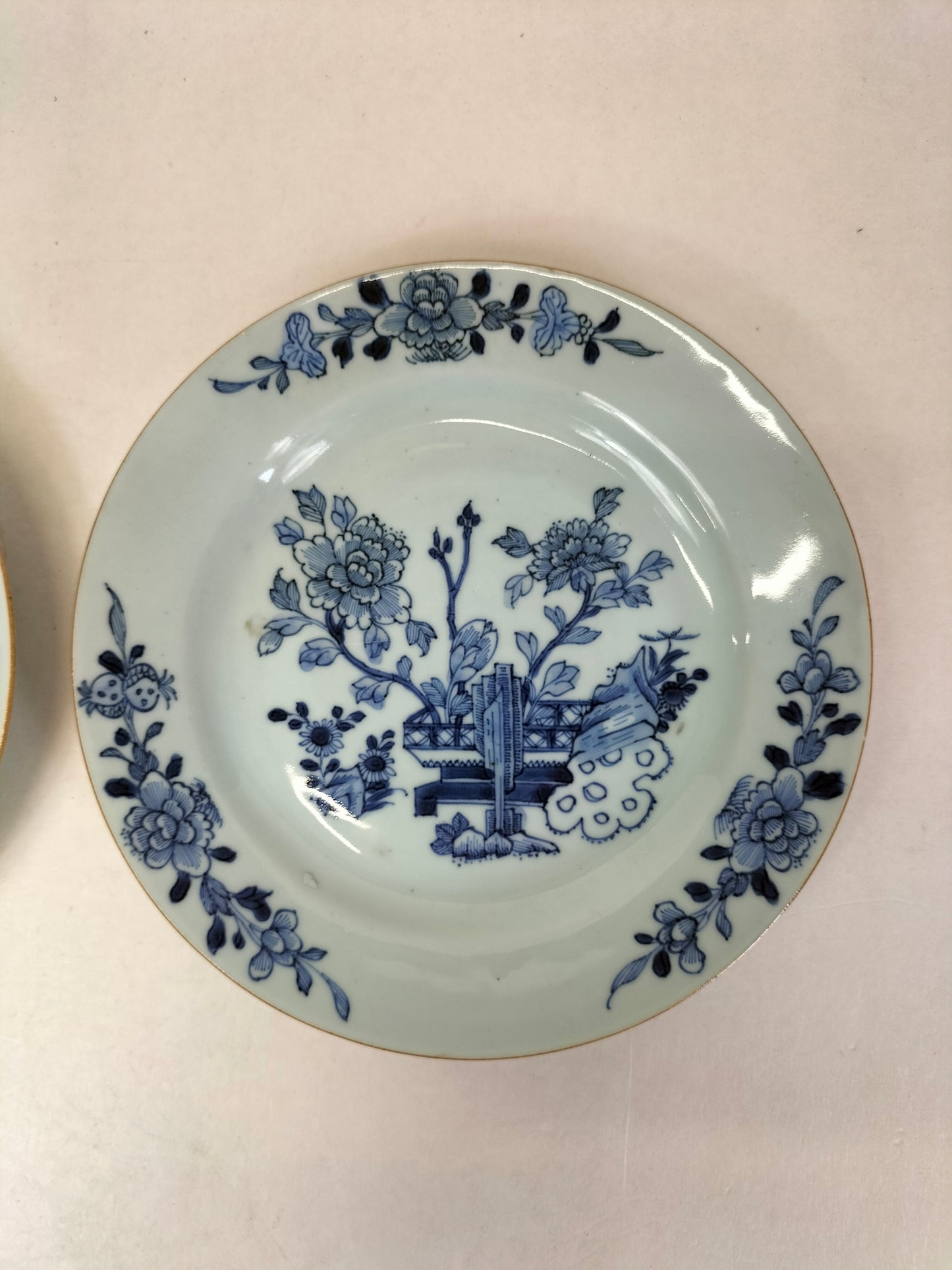 Pair of antique Chinese plates decorated with flowers // Qing Dynasty - Kangxi period - 18th century