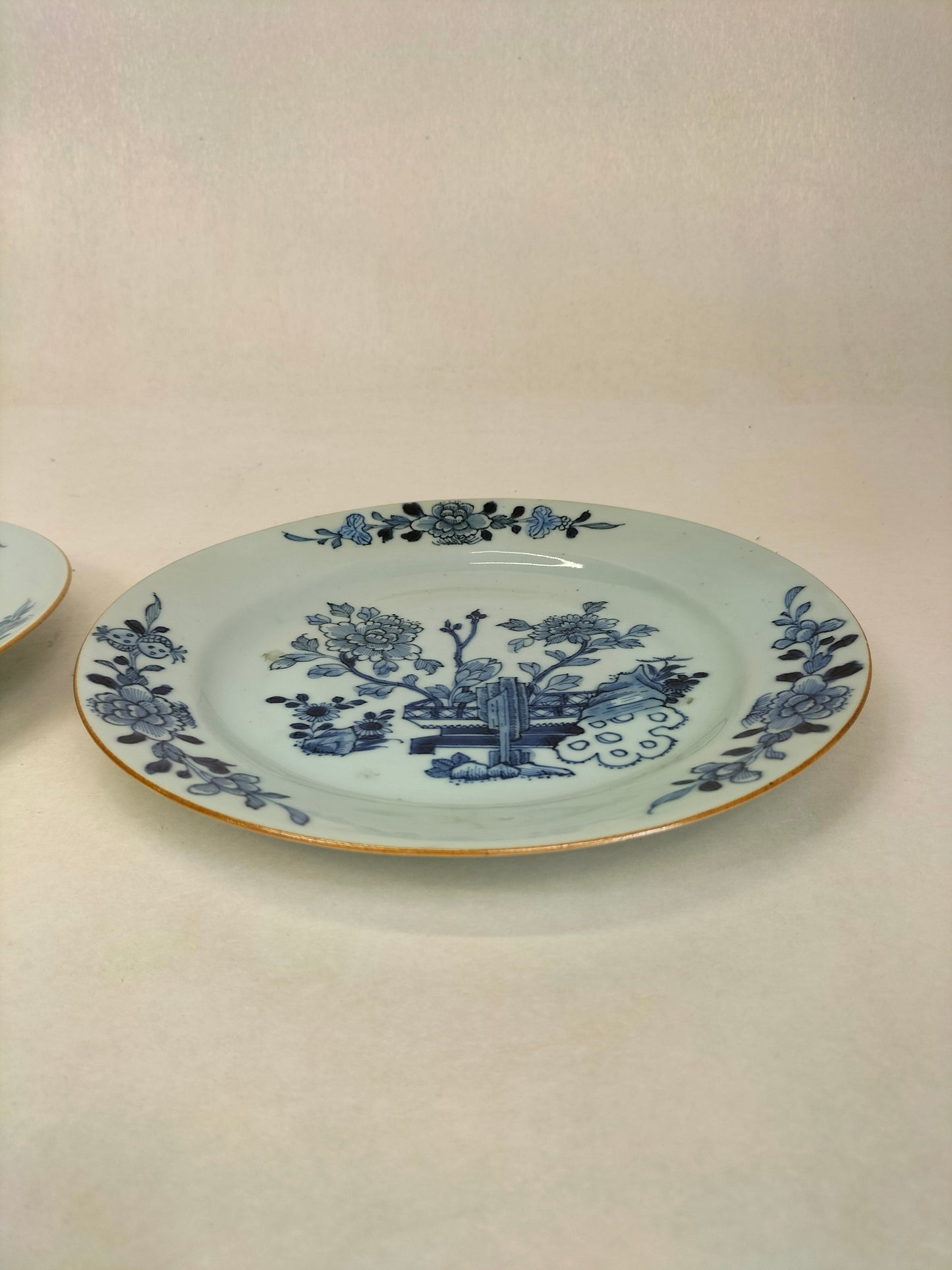 Paire d'assiettes chinoises anciennes à décor de fleurs // Dynastie Qing - Période Kangxi - XVIIIe siècle