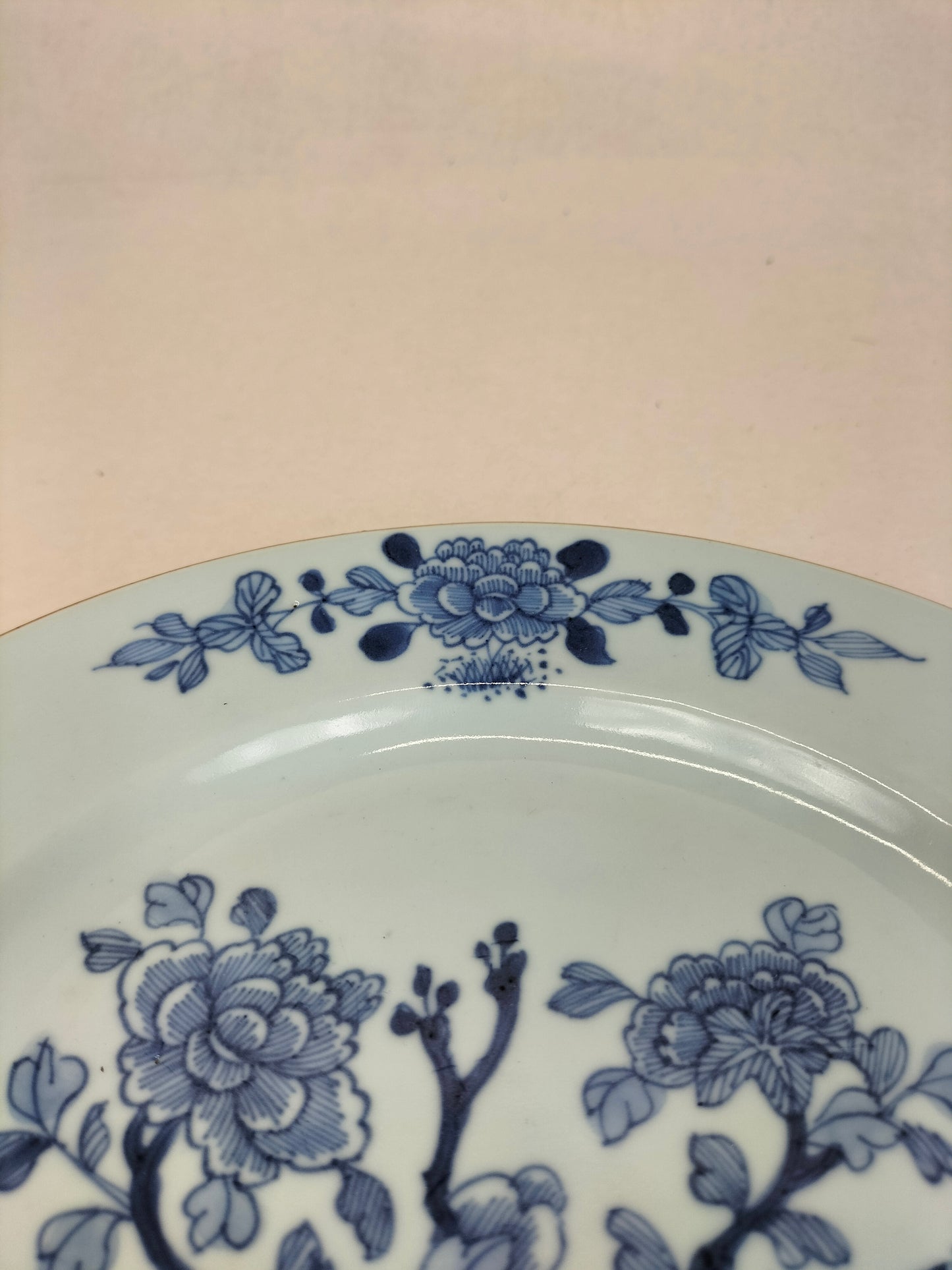 Paire d'assiettes chinoises anciennes à décor de fleurs // Dynastie Qing - Période Kangxi - XVIIIe siècle