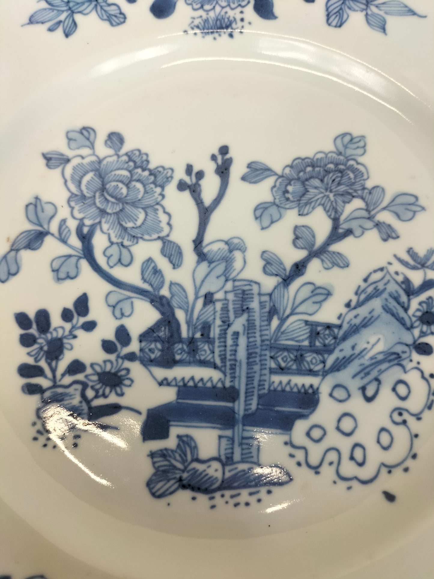 Paire d'assiettes chinoises anciennes à décor de fleurs // Dynastie Qing - Période Kangxi - XVIIIe siècle