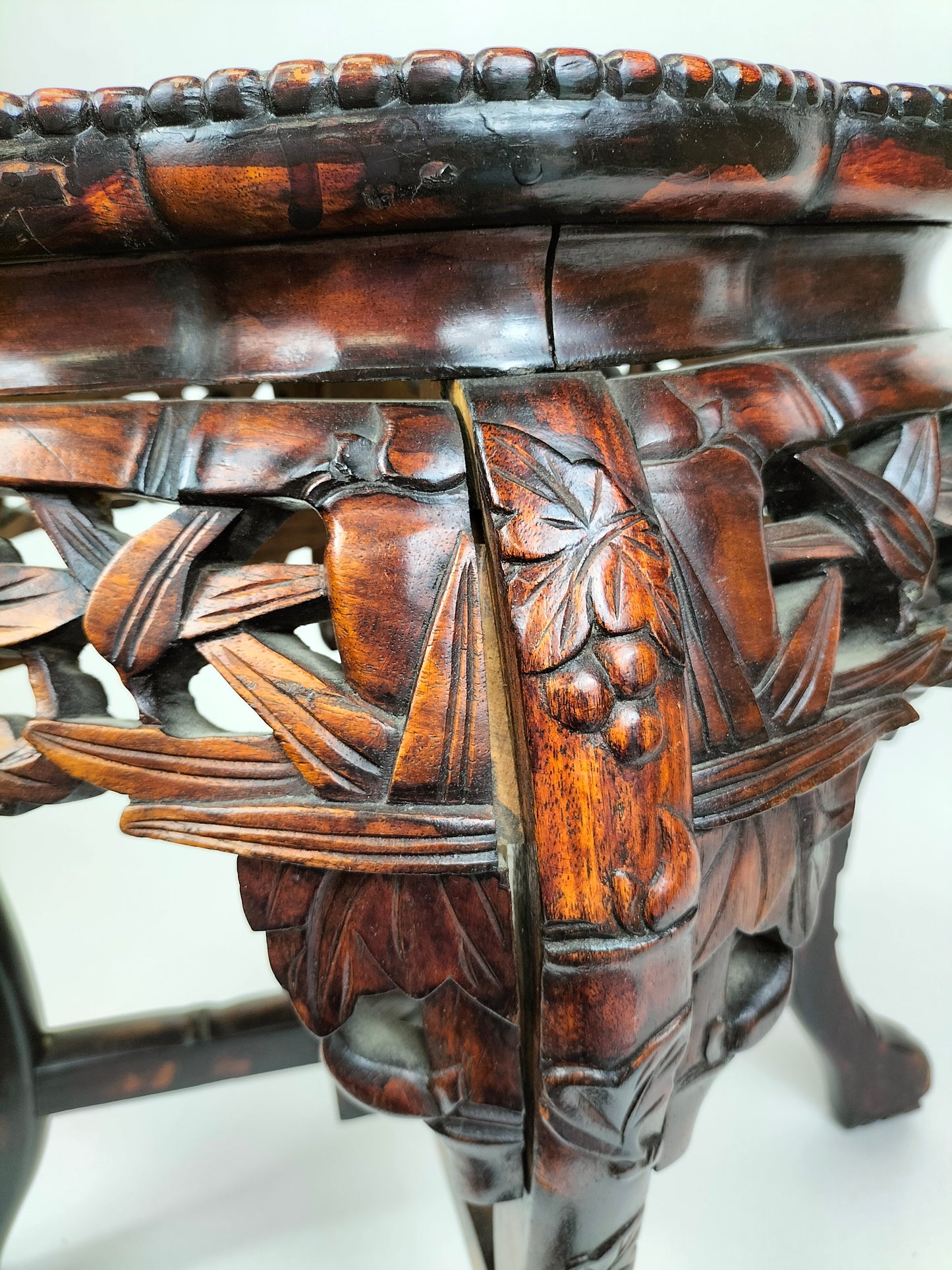 Table d'appoint chinoise en bois marqueté avec plateau en marbre // Milieu du XXe siècle