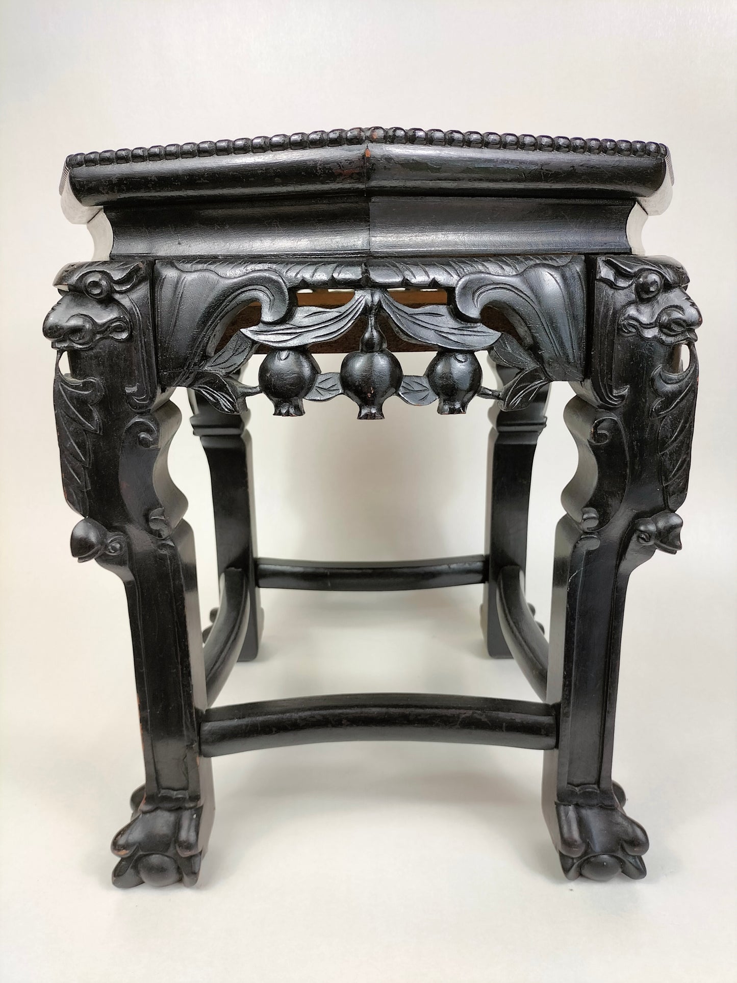 Table d'appoint chinoise ancienne en bois incrusté de marbre // Début du XXe siècle