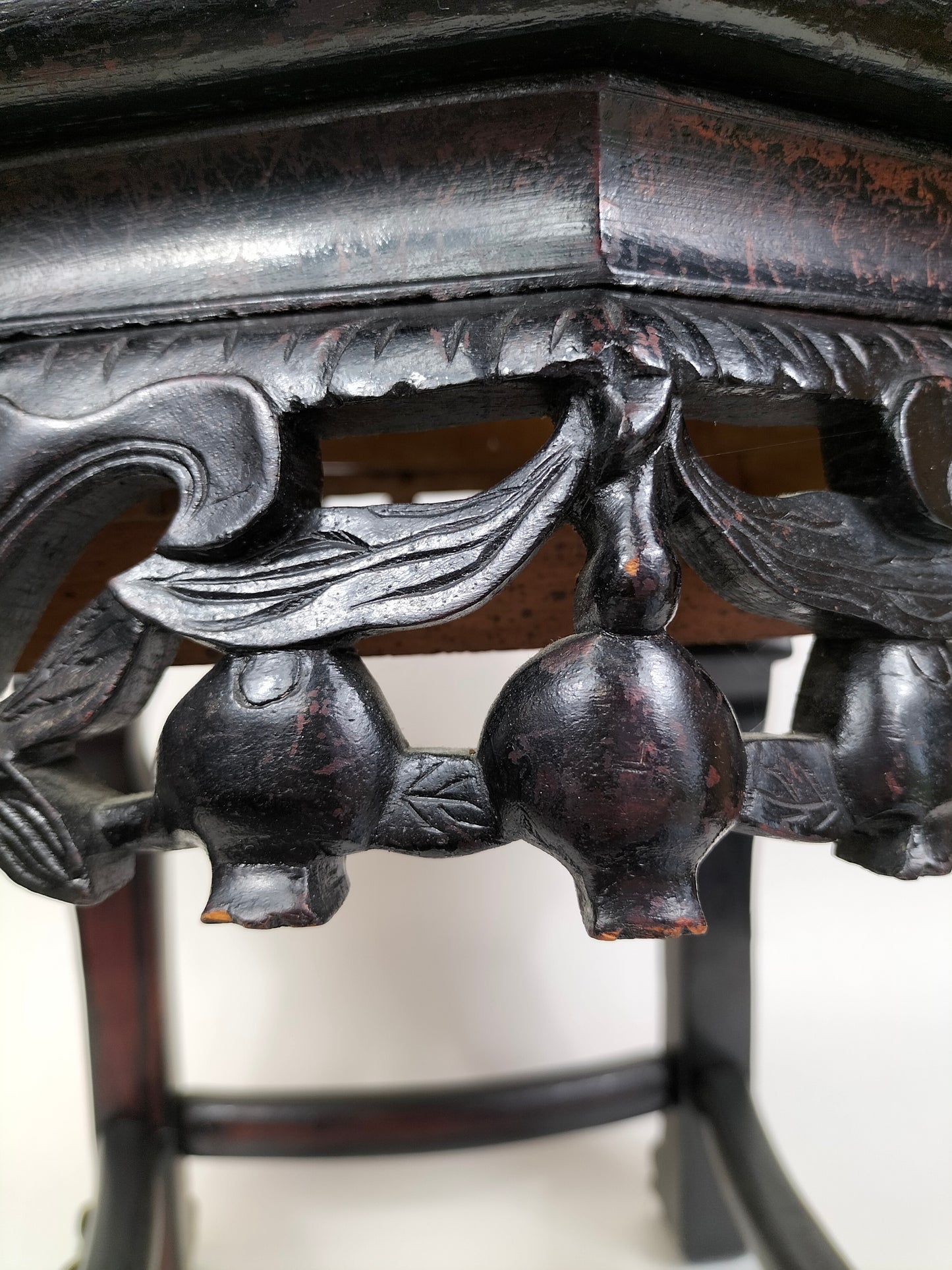 Table d'appoint chinoise ancienne en bois incrusté de marbre // Début du XXe siècle