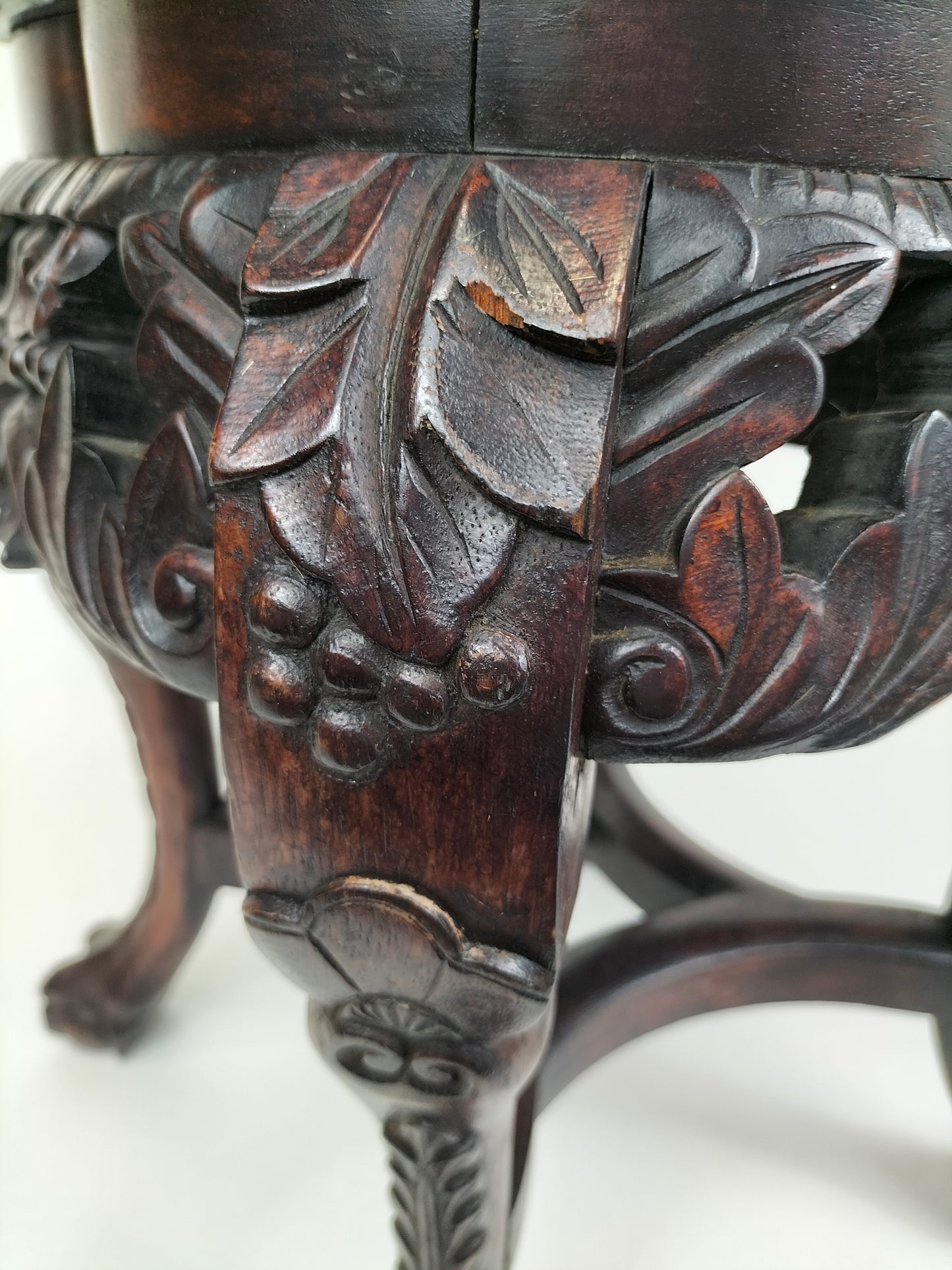 Table d'appoint chinoise ancienne en bois incrusté de marbre // Début du XXe siècle