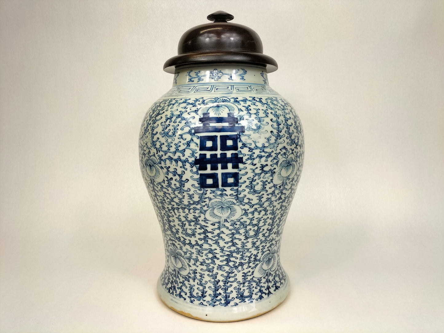 Ancien vase chinois du temple du double bonheur // Dynastie Qing - 19e siècle