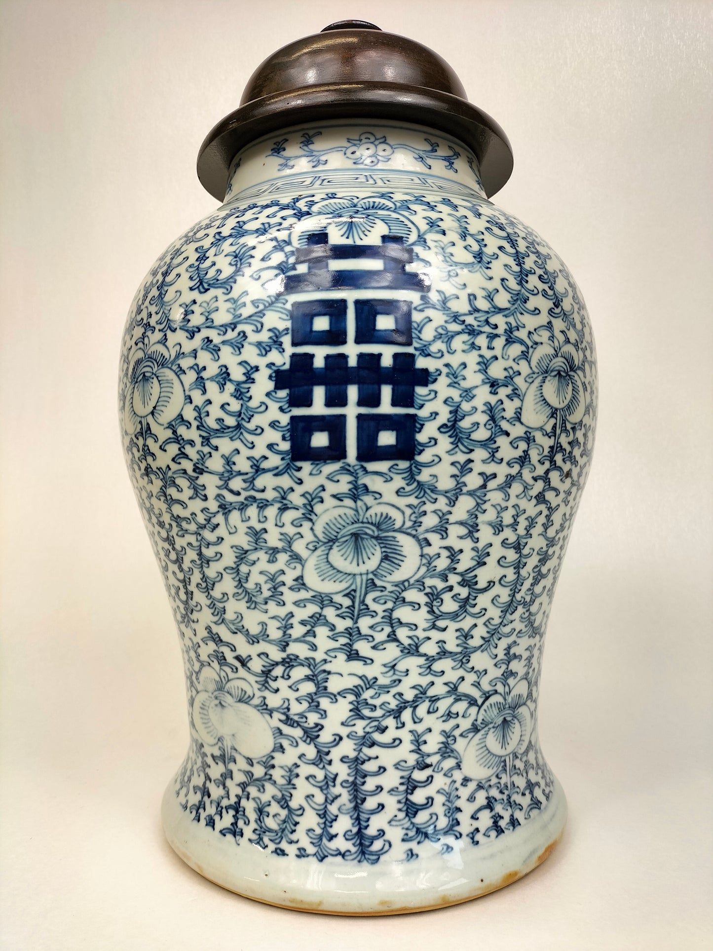 Ancien vase chinois du temple du double bonheur // Dynastie Qing - 19e siècle