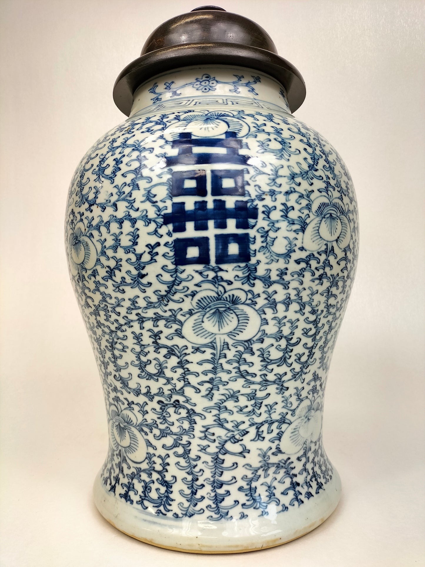 Ancien vase chinois du temple du double bonheur // Dynastie Qing - 19e siècle