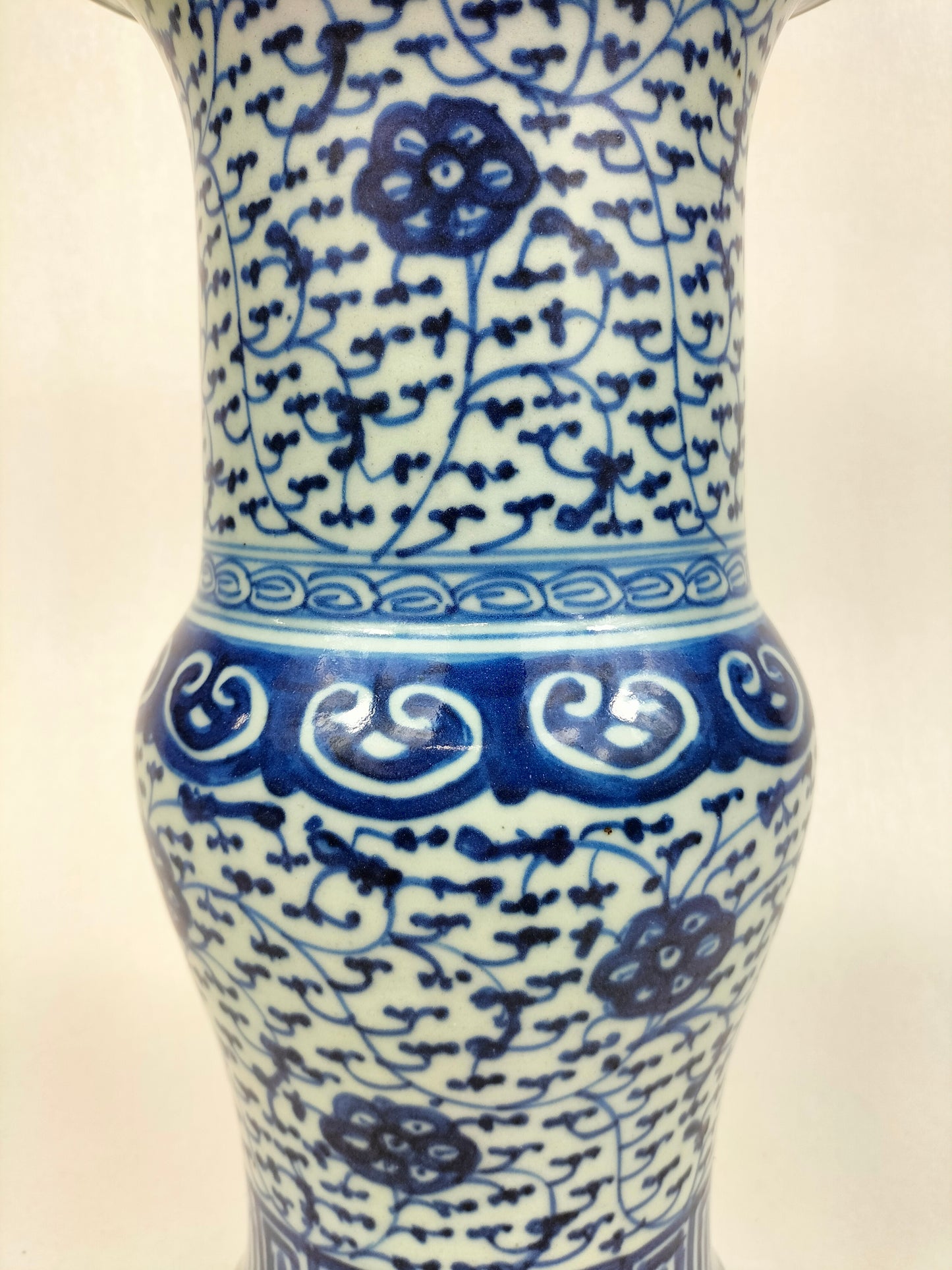 Antique Chinese yen yen vase decorated with lotuses // Qing Dynasty - 19th century