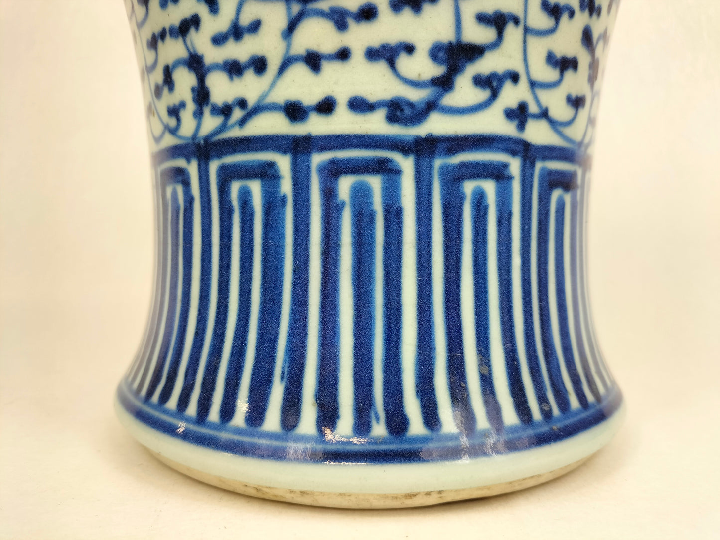 Antigo vaso de ienes chineses decorado com lótus // Dinastia Qing - século XIX