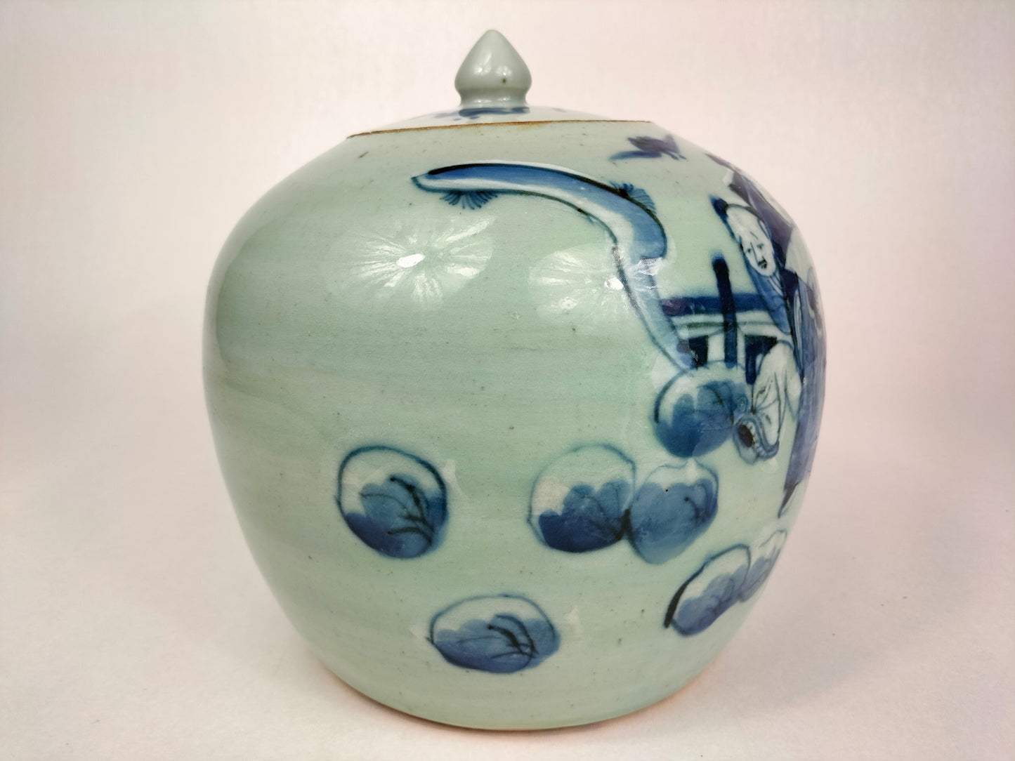 Antigo pote de gengibre celadon chinês decorado com sábio e crianças // Dinastia Qing - século XIX