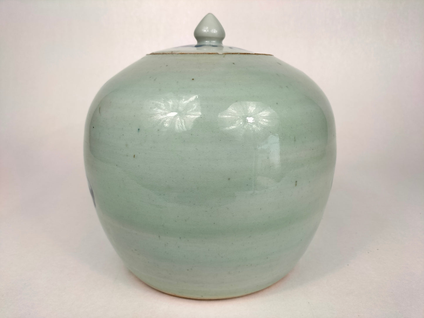 Antigo pote de gengibre celadon chinês decorado com sábio e crianças // Dinastia Qing - século XIX