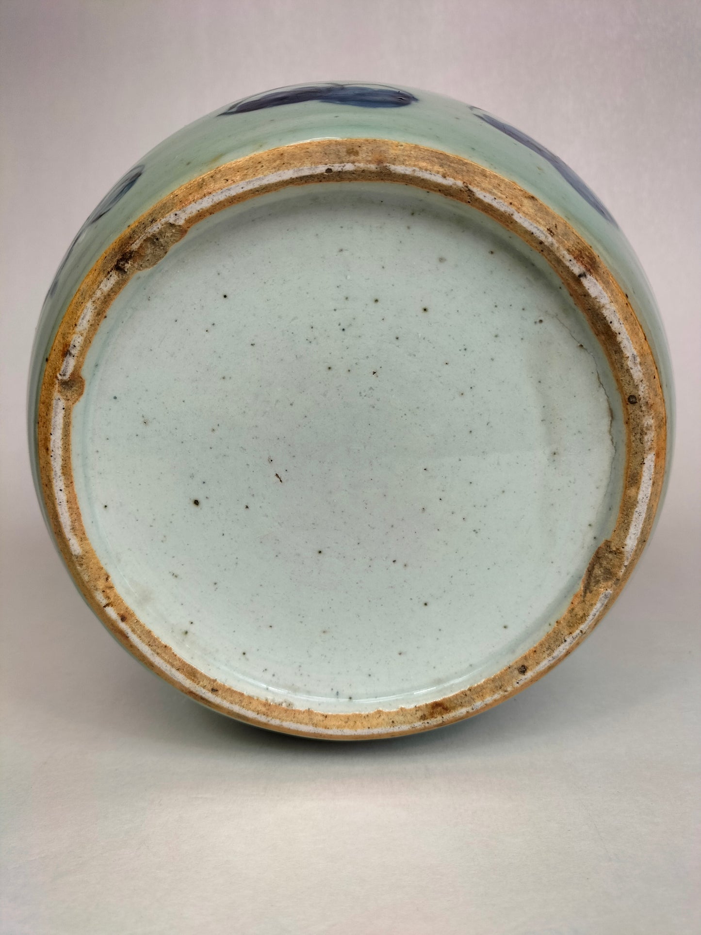 Antigo pote de gengibre celadon chinês decorado com sábio e crianças // Dinastia Qing - século XIX