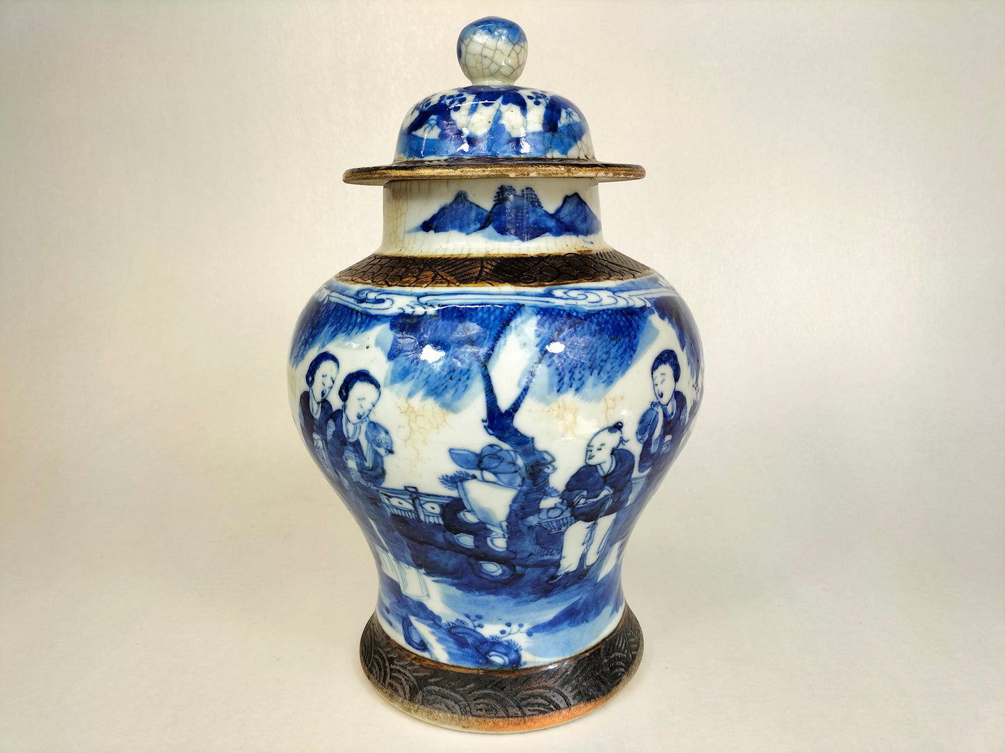 Vase chinois ancien à couvercle de Nankin décoré d'une scène de jardin // Dynastie Qing - 19e siècle