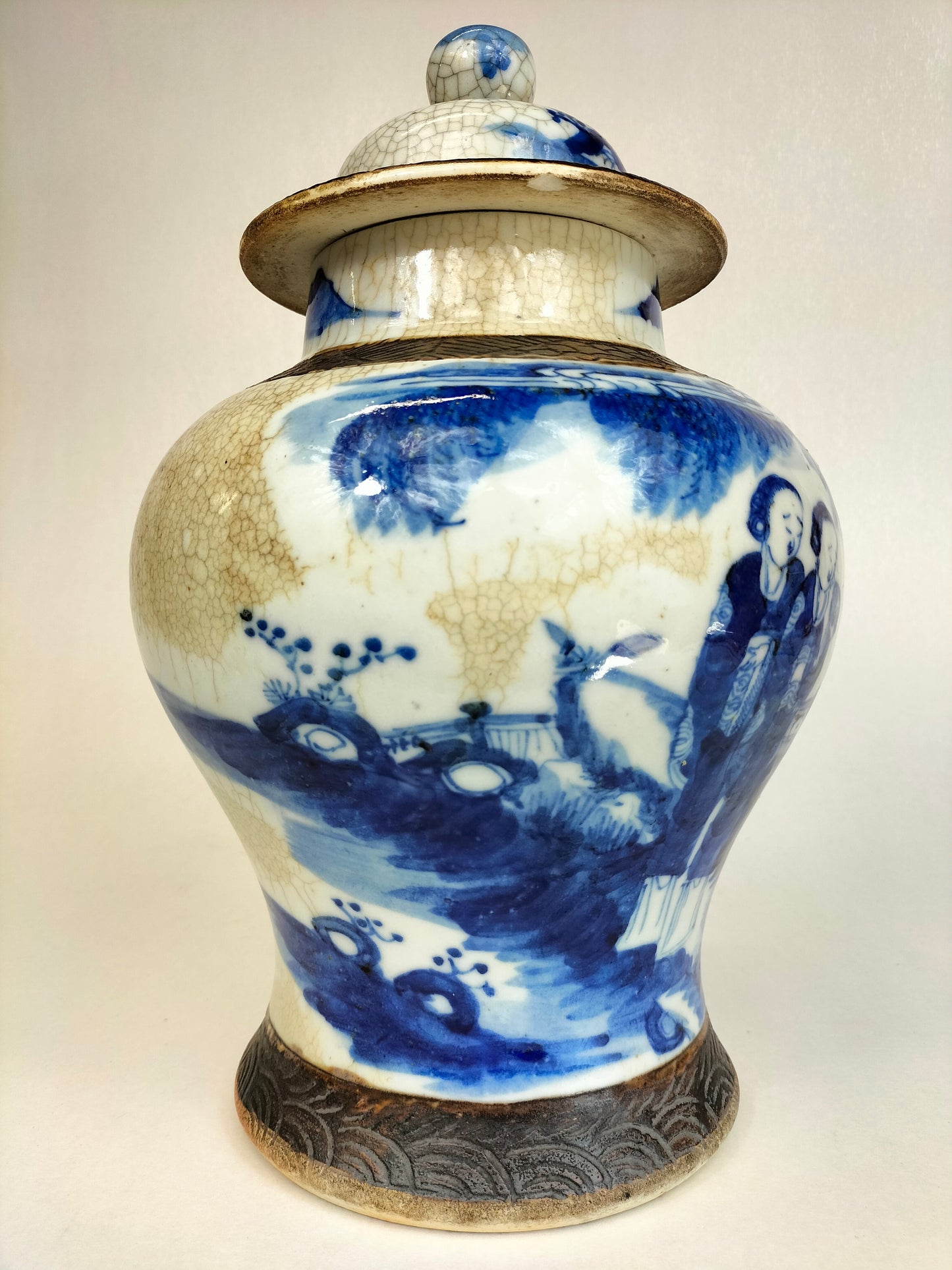 Vase chinois ancien à couvercle de Nankin décoré d'une scène de jardin // Dynastie Qing - 19e siècle