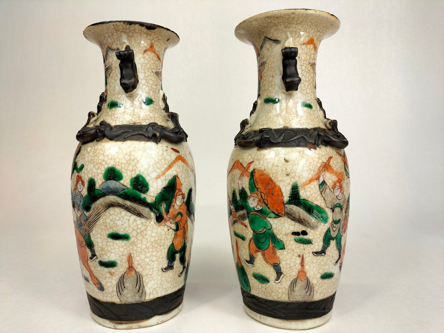 Par de vasos antigos chineses de Nanquim decorados com cenas de guerreiros // Dinastia Qing - século XIX